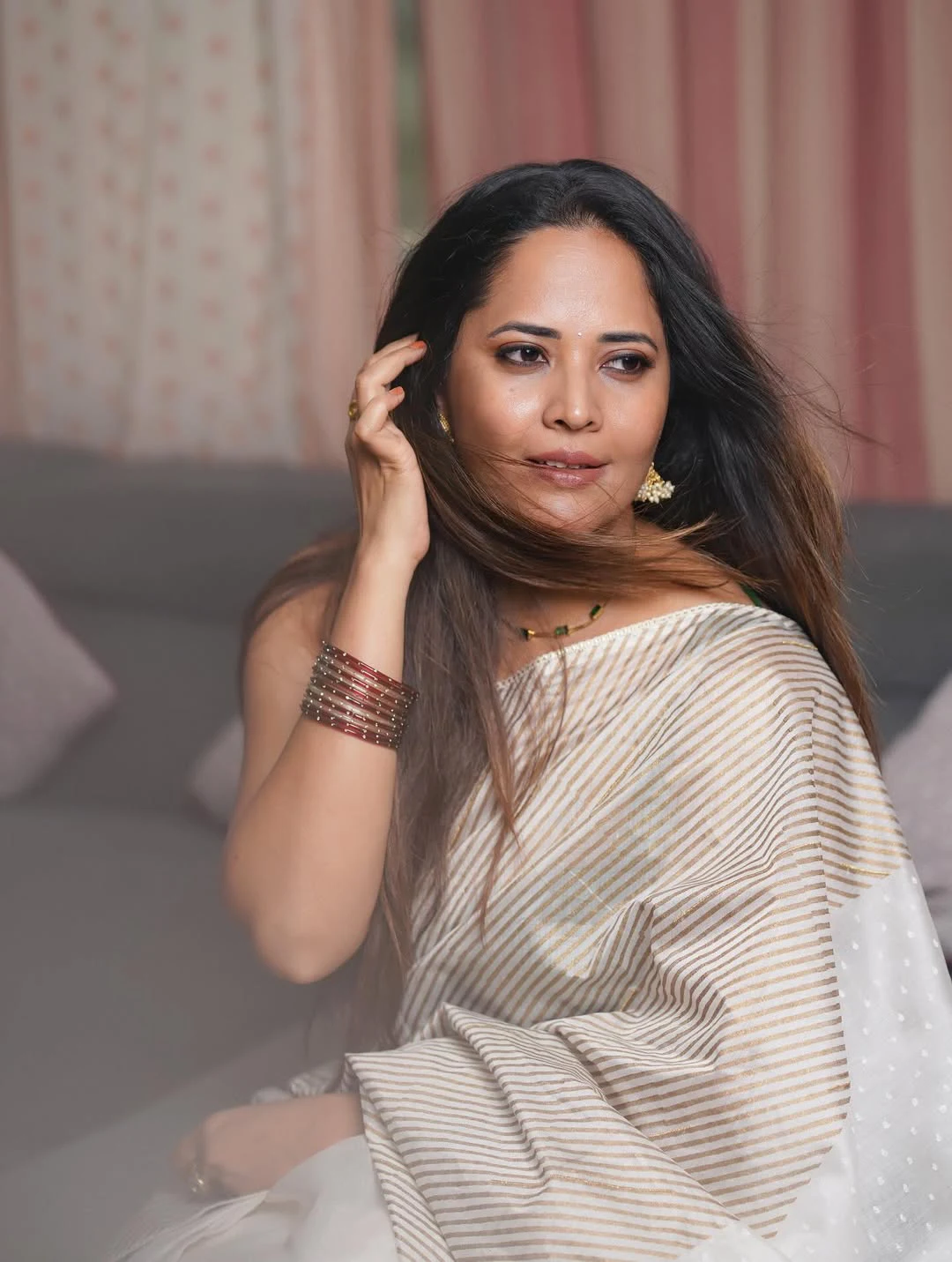 Anasuya Bharadwaj Stunning Looks in Sleeve less Blouse and Saree