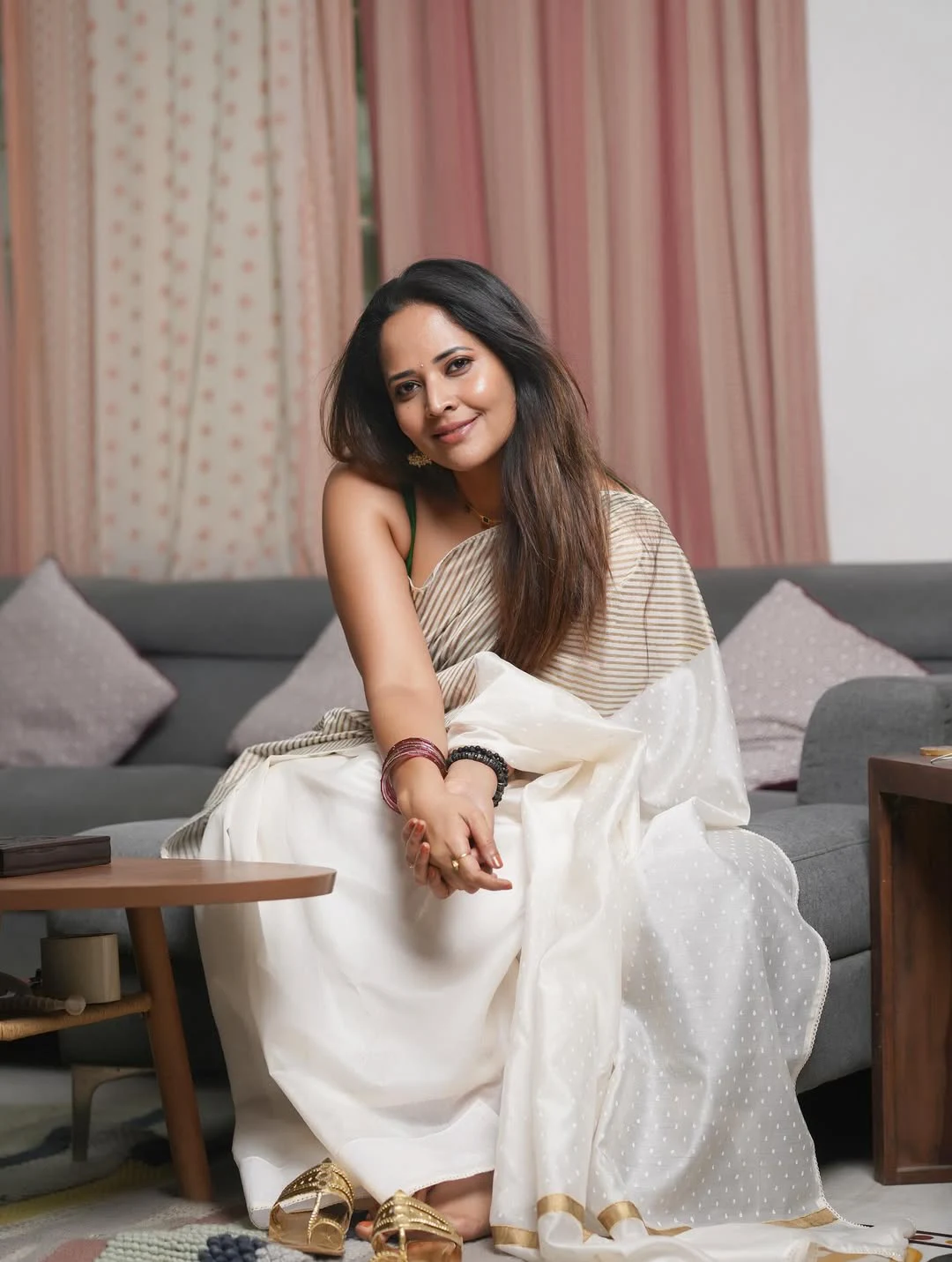 Anasuya Bharadwaj Stunning Looks in Sleeve less Blouse and Saree