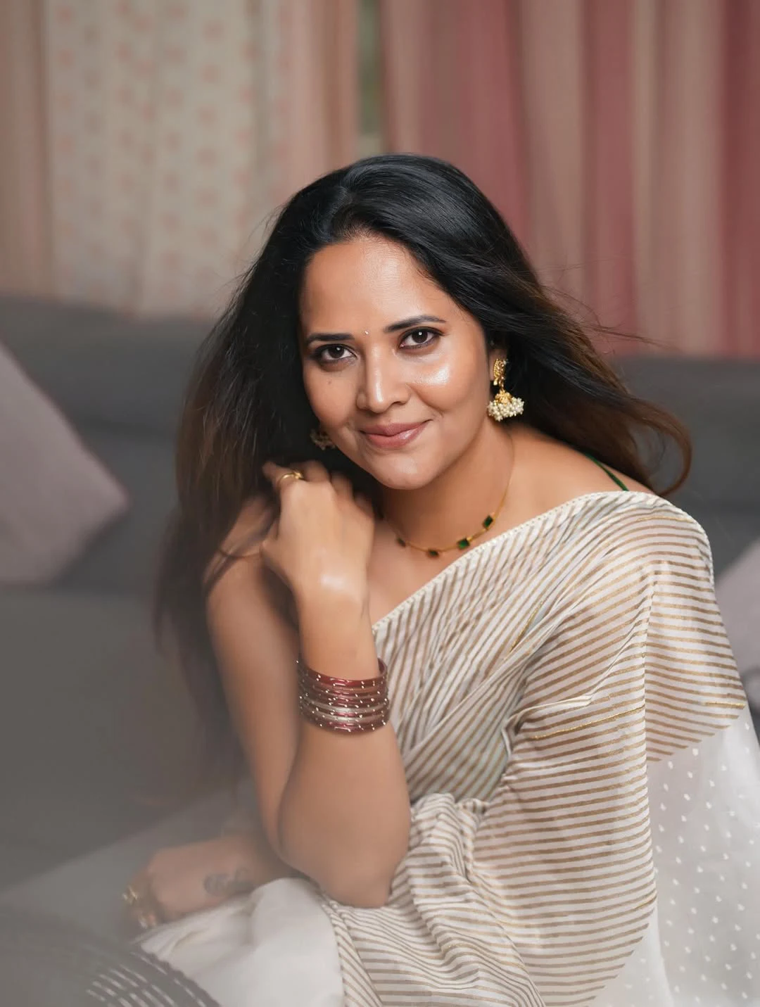 Anasuya Bharadwaj Stunning Looks in Sleeve less Blouse and Saree