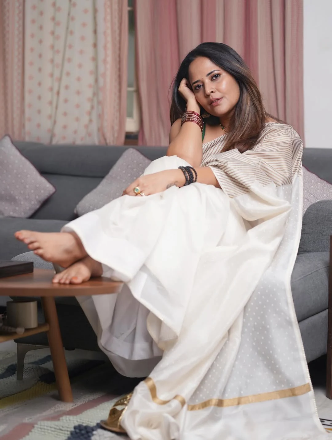 Anasuya Bharadwaj Stunning Looks in Sleeve less Blouse and Saree