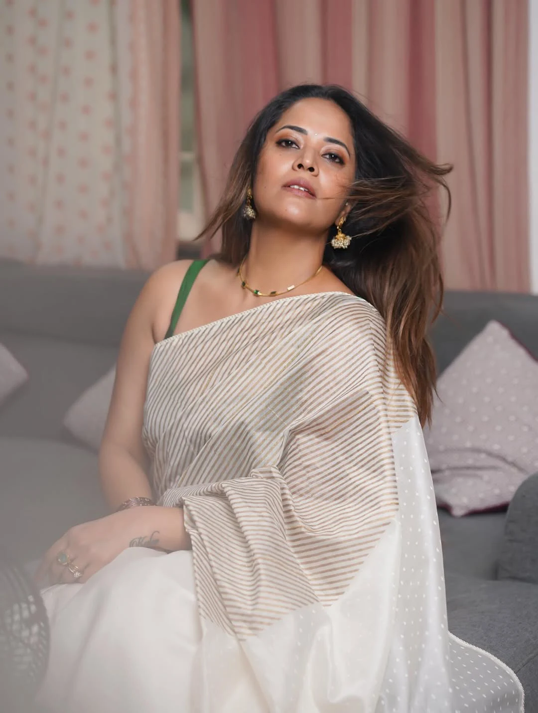 Anasuya Bharadwaj Stunning Looks in Sleeve less Blouse and Saree