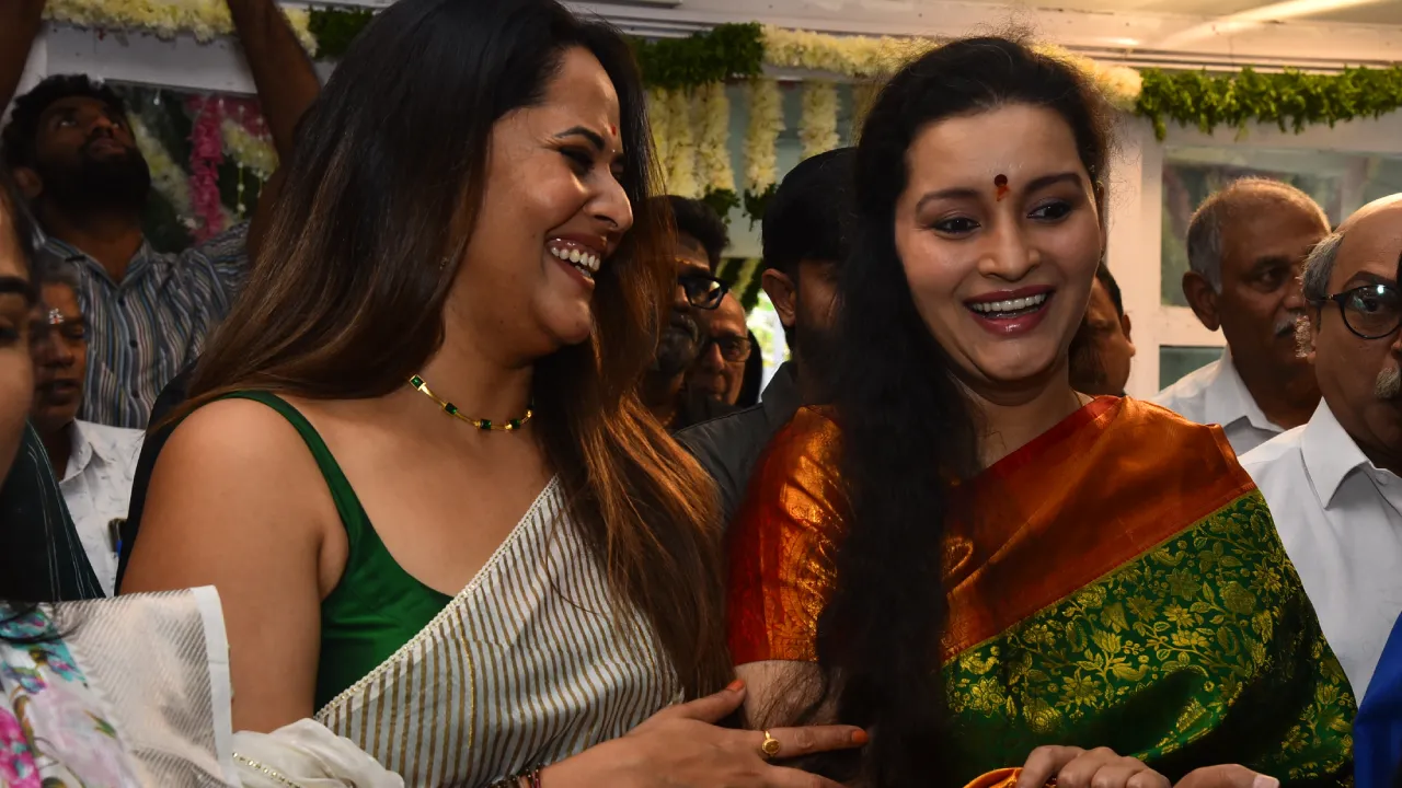 Anasuya Renu Desai Presence at New Movie Opening