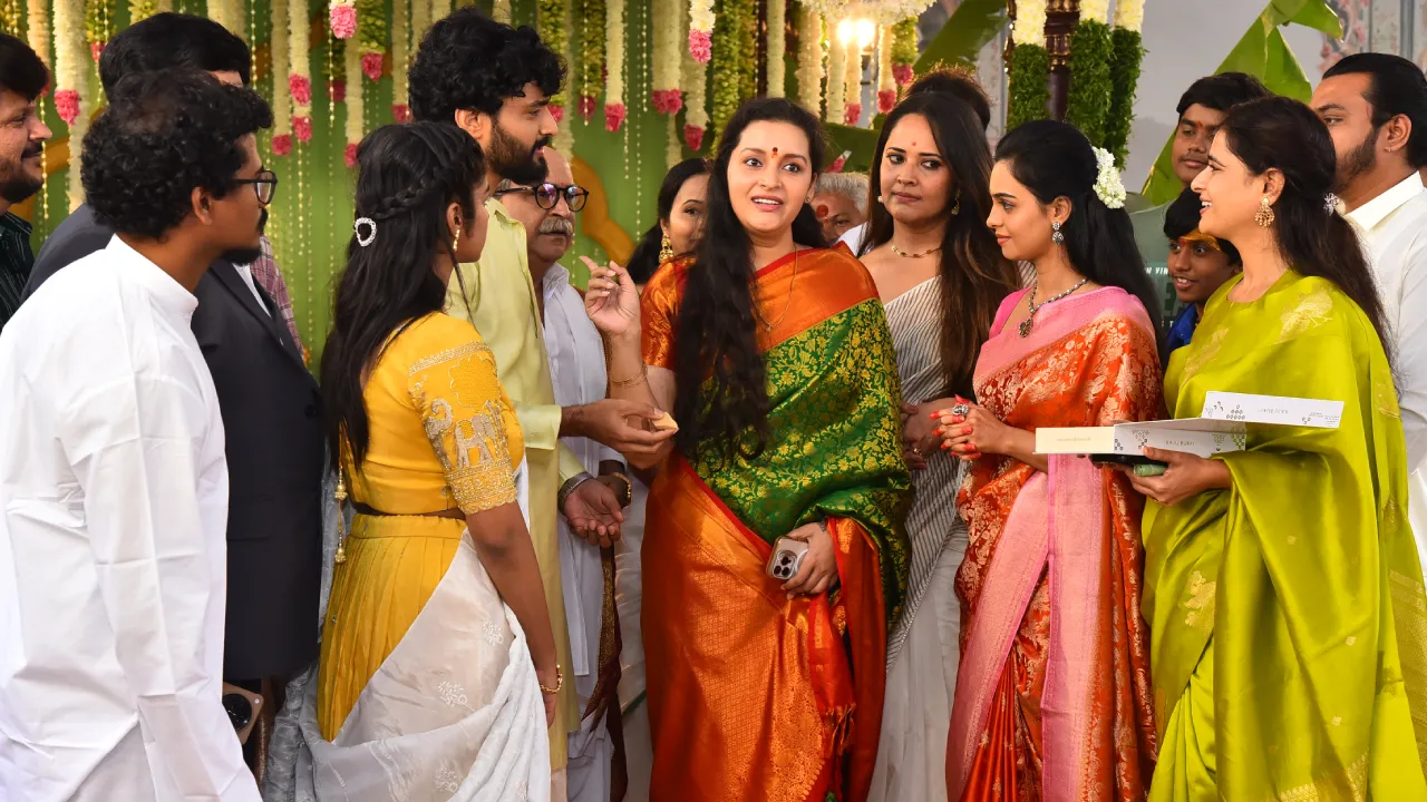 Anasuya Renu Desai Presence at New Movie Opening