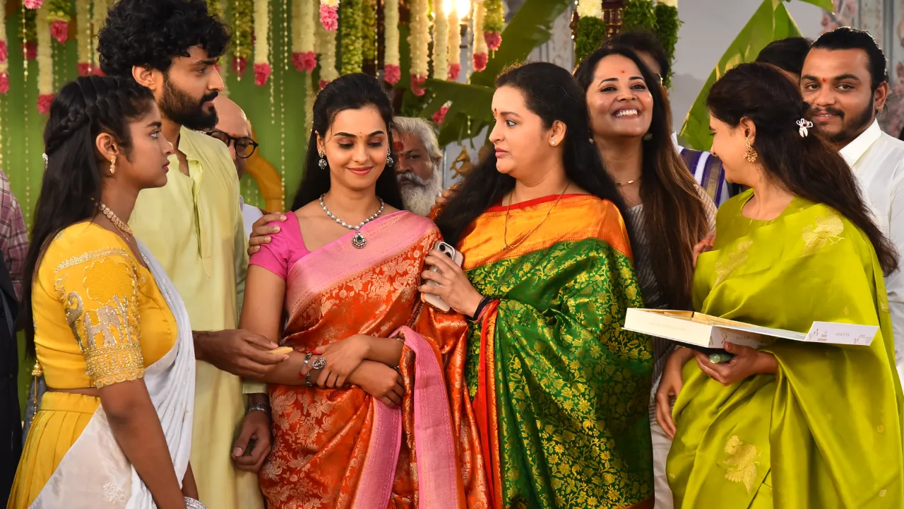 Anasuya Renu Desai Presence at New Movie Opening