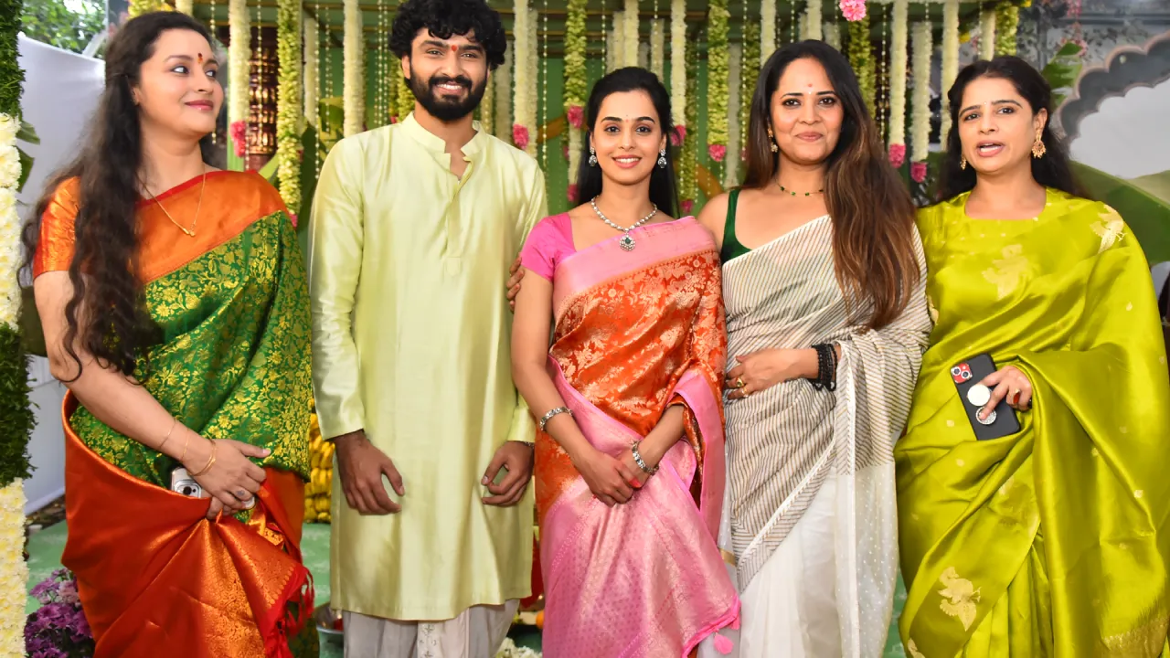 Anasuya Renu Desai Presence at New Movie Opening