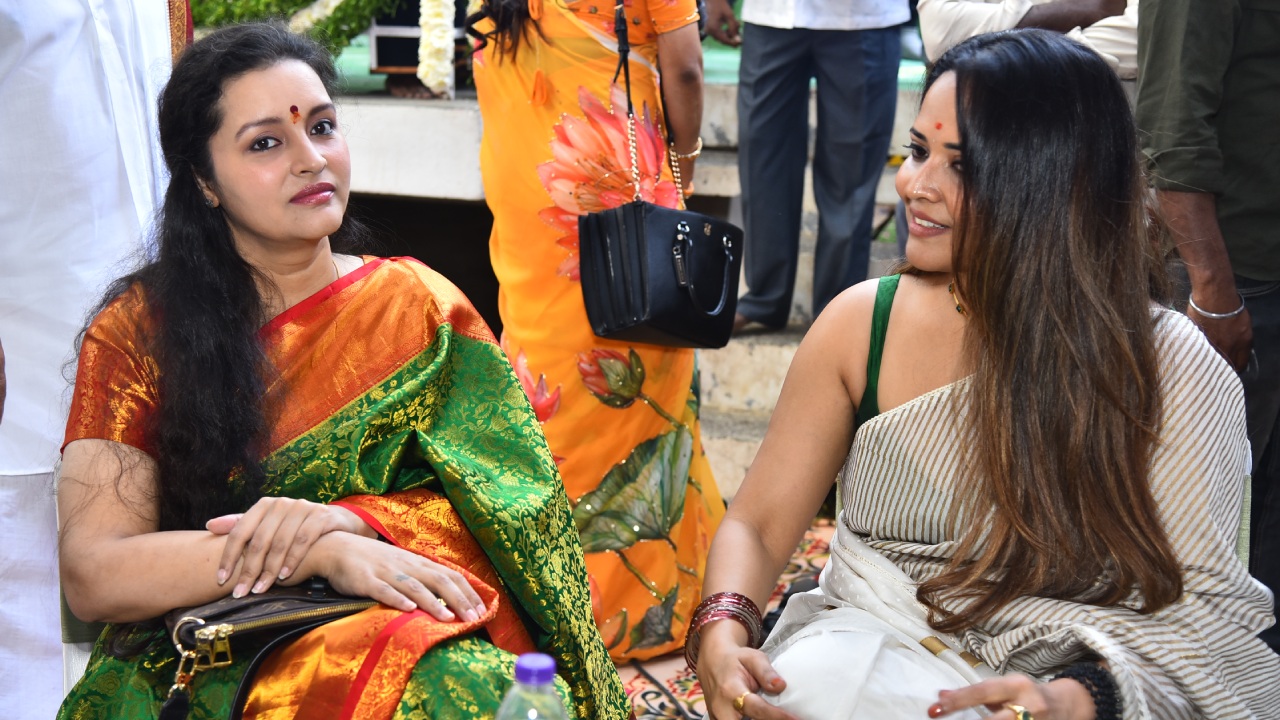 Anasuya Renu Desai Presence at New Movie Opening