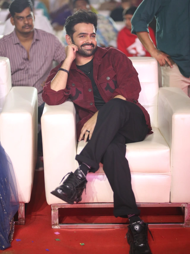 Andhra King Thaluka Musical Live Concert