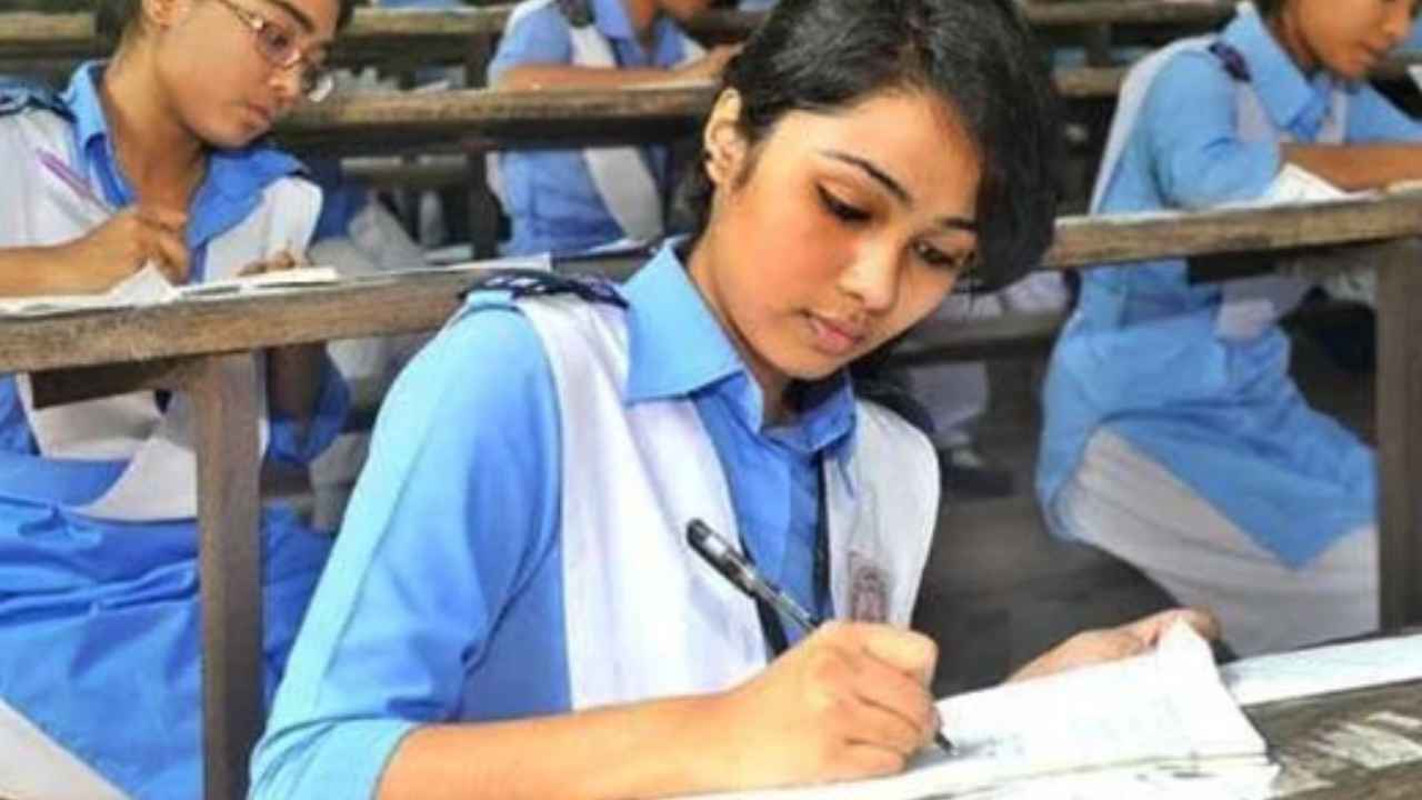 AP Tenth Exams Time Table: ఏపీలో టెన్త్ ఎగ్జామ్స్ టైమ్ టేబుల్ రిలీజ్.. పరీక్షలు ఎప్పటి నుంచి ప్రారంభం అంటే..