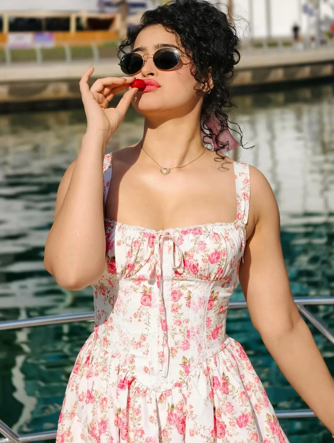 Apsara Rani glamour show in a mini skirt (1)