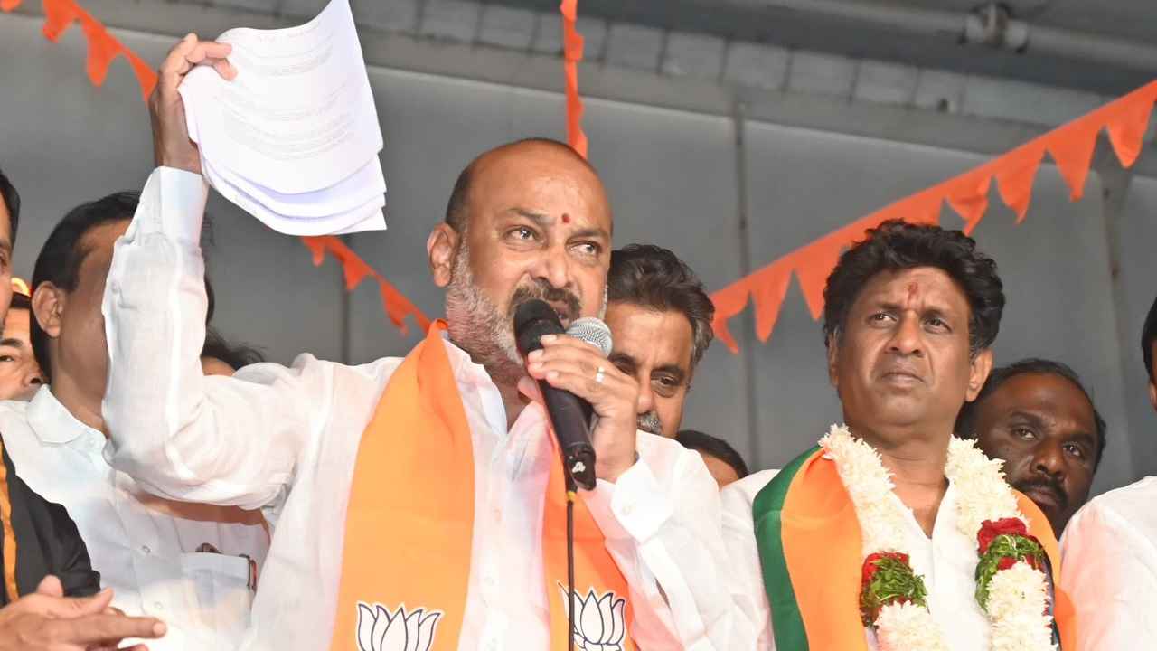 Bandi Sanjay: బీజేపీ అధికారంలోకి వస్తే.. ఆ కాలేజీ భవనాన్ని కూల్చేస్తాం, అక్కడ పేదలకు ఇళ్లు కట్టిస్తాం- బండి సంజయ్