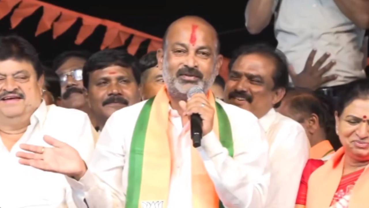 Bandi Sanjay : ఆ టోపీ పెట్టుకునే రోజు వస్తే తల నరుక్కుంటా.. బండి సంజయ్ సంచలన వ్యాఖ్యలు..