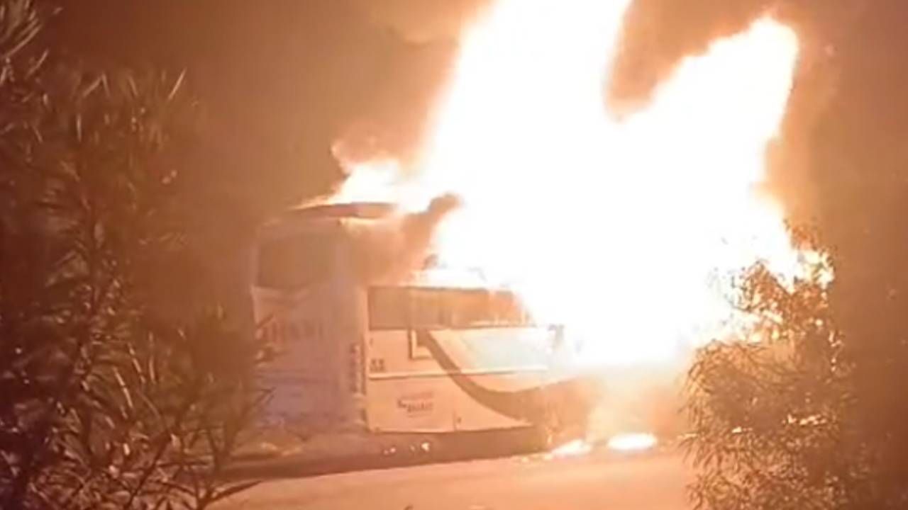 Bus Accident : ప్రైవేట్ ట్రావెల్స్ బస్సులో మంటలు.. పూర్తిగా దగ్దం.. హైదరాబాద్ – విజయవాడ రహదారిపై ఘటన