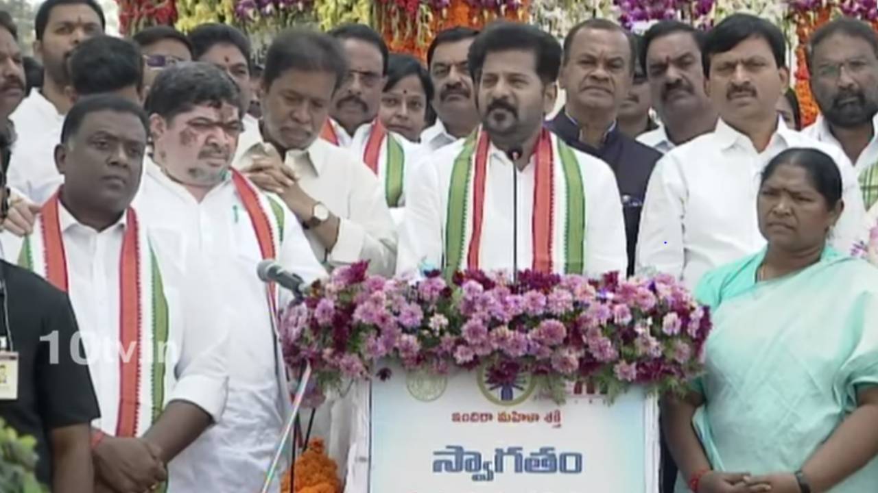 Indiramma Saree: ఇందిరమ్మ చీరల పంపిణీ షురూ.. మీకు ఎప్పుడు వస్తాయి..? రేవంత్ రెడ్డి కీలక ఆదేశాలు..