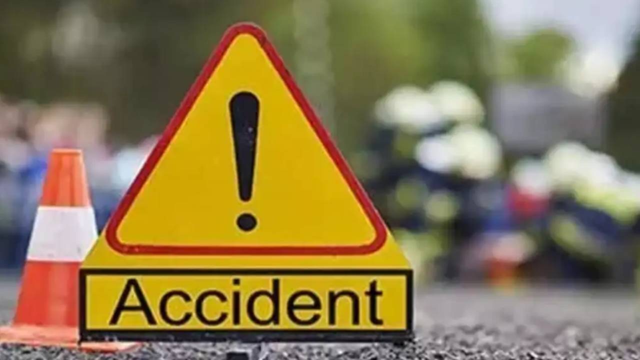 Andhrapradesh : కాకినాడలో కారు బీభత్సం.. ప్రయాణీకులపైకి దూసుకెళ్లడంతో ముగ్గురు మృతి.. పలువురికి గాయాలు