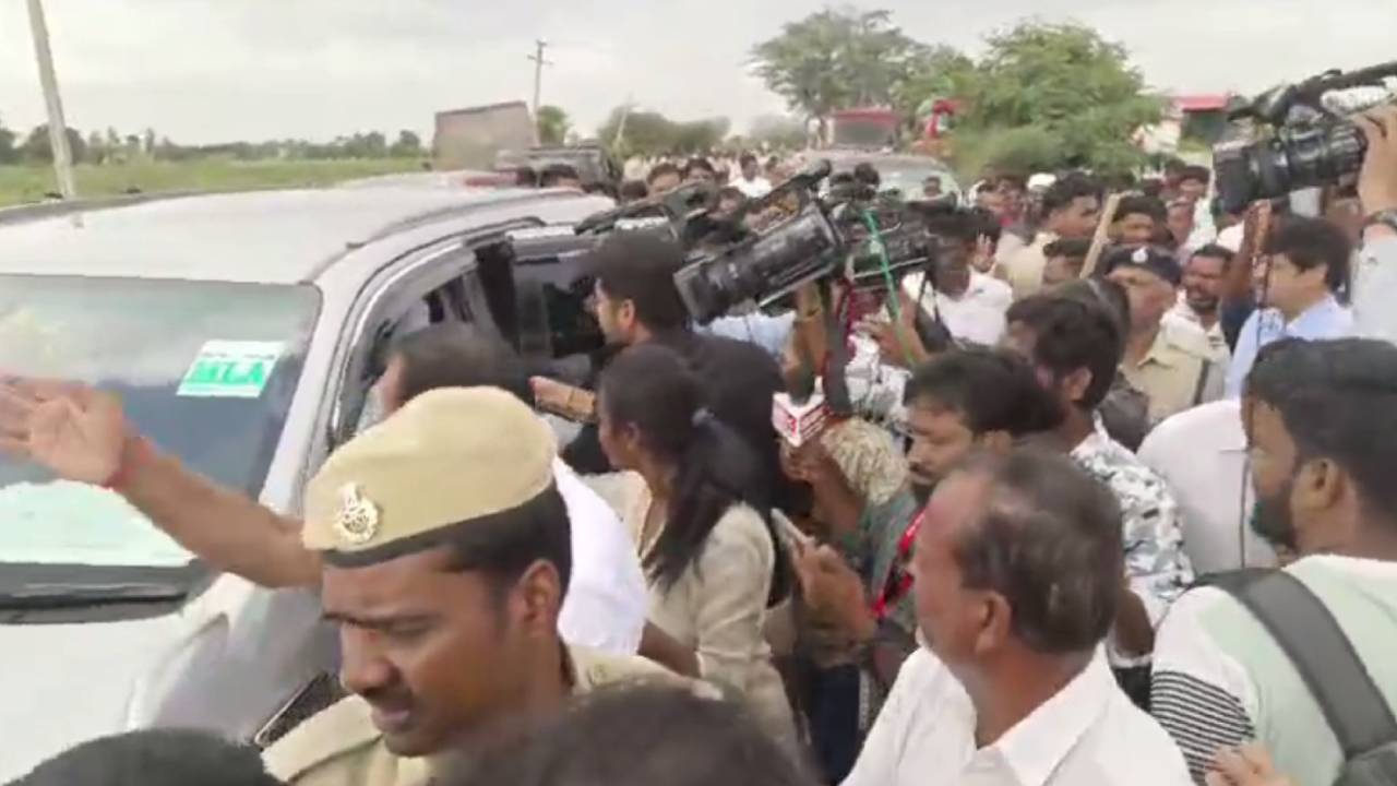 Chevella Road Accident : చేవెళ్ల రోడ్డు ప్రమాదం.. ఎమ్మెల్యేను రాళ్లతో కొట్టబోయిన జనం..