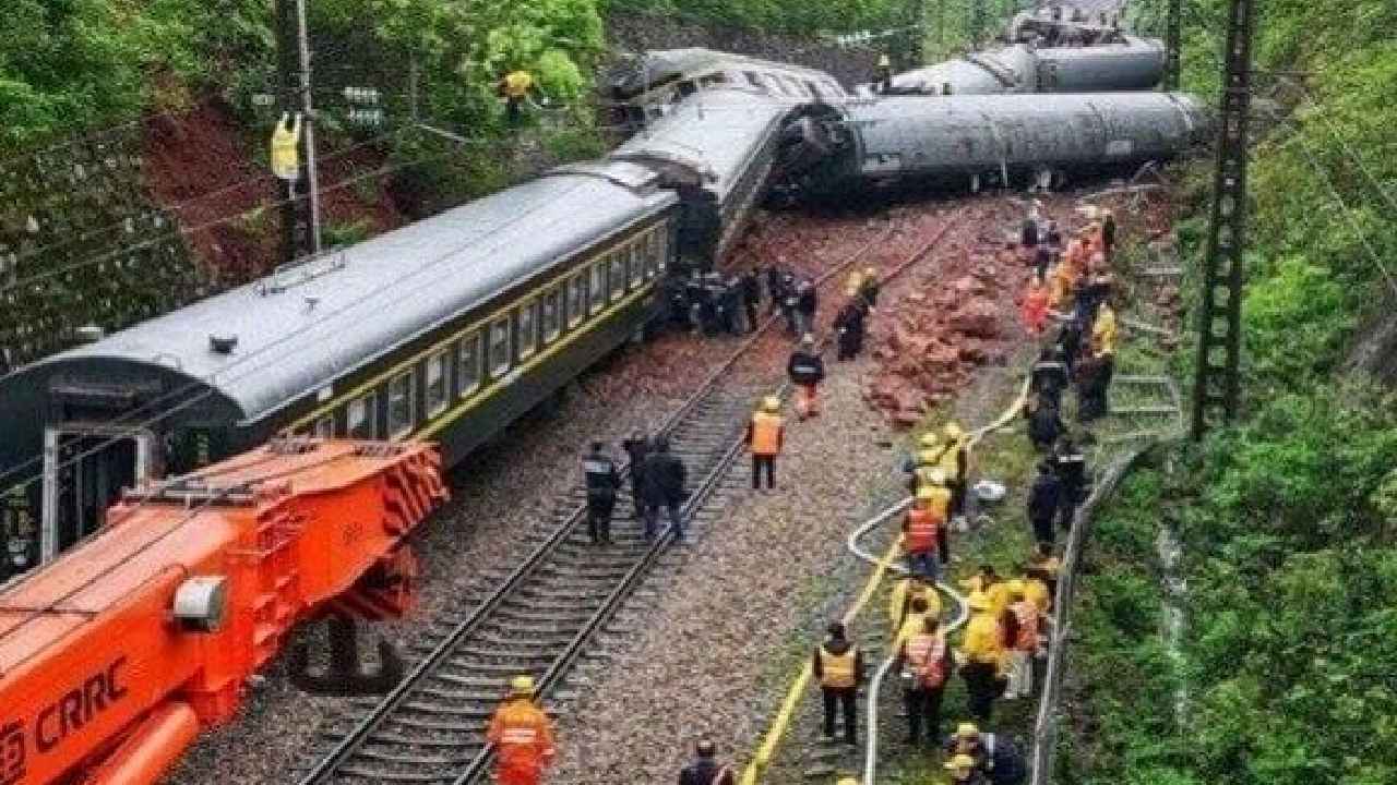 China Train Accident: ఘోర రైలు ప్రమాదం.. 11మంది దుర్మరణం.. వర్కర్స్ పైకి దూసుకెళ్లిన ట్రైన్..