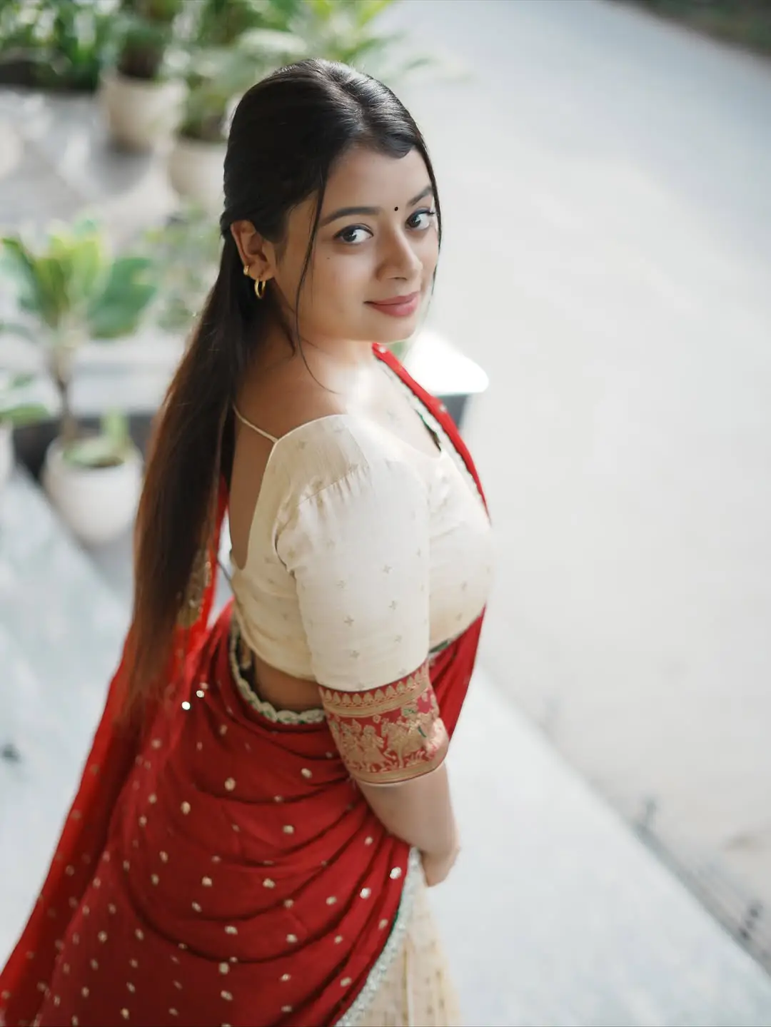 Dancer Nainika is shaking up social media in a traditional look.