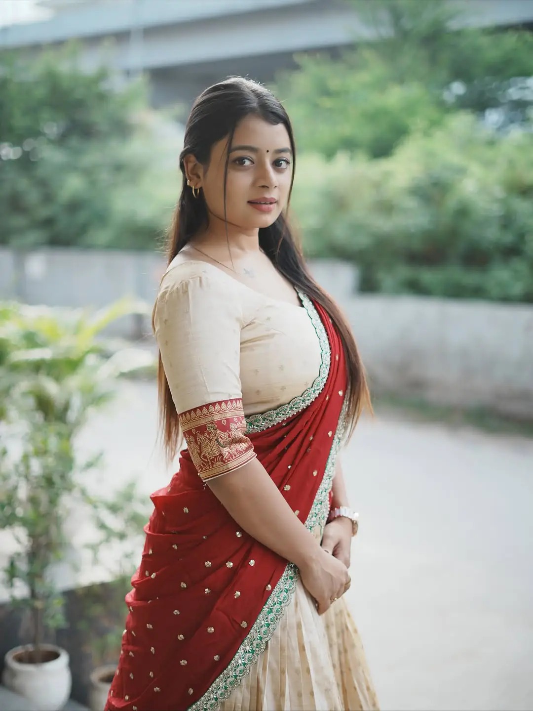 Dancer Nainika is shaking up social media in a traditional look.