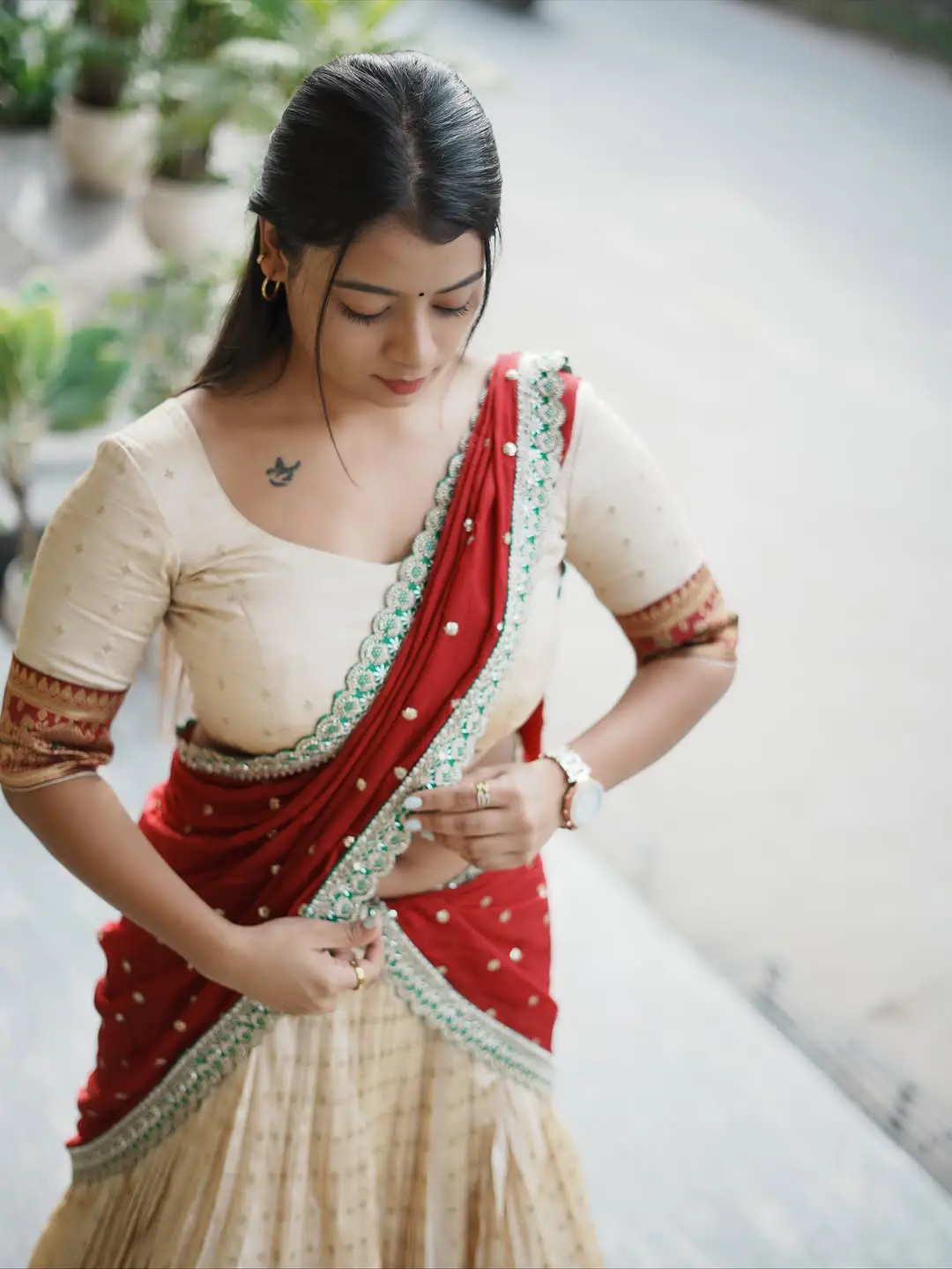 Dancer Nainika is shaking up social media in a traditional look.