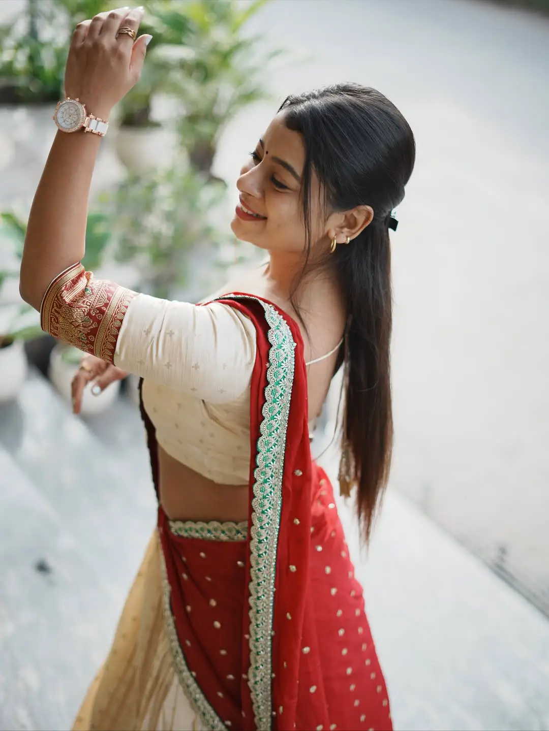 Dancer Nainika is shaking up social media in a traditional look.
