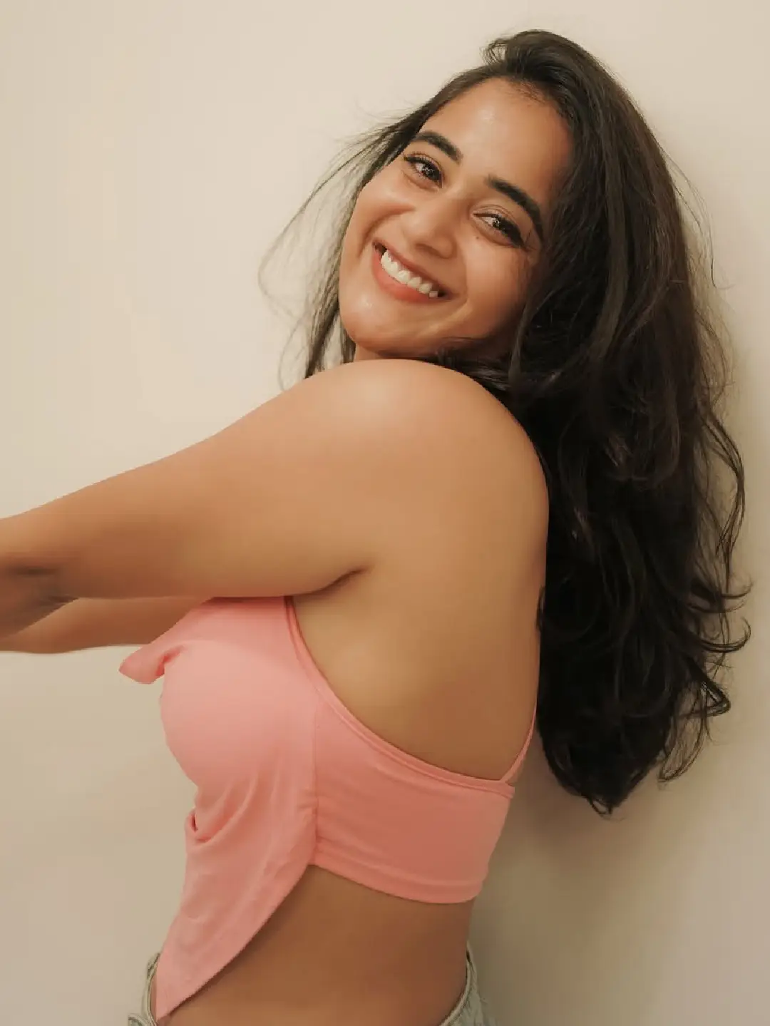 Deepti Sunaina is shaking up social media with her glamour show (1)