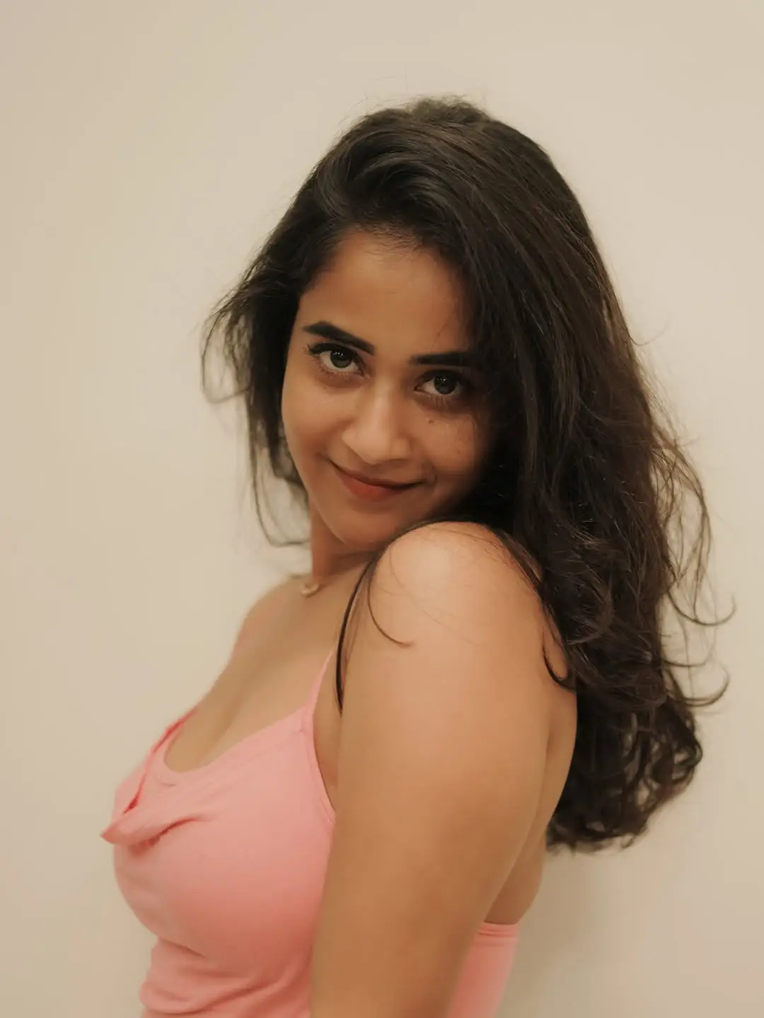 Deepti Sunaina is shaking up social media with her glamour show (1)