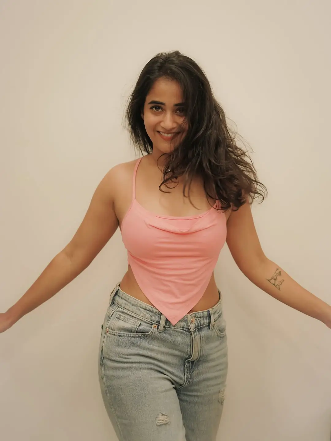 Deepti Sunaina is shaking up social media with her glamour show (1)