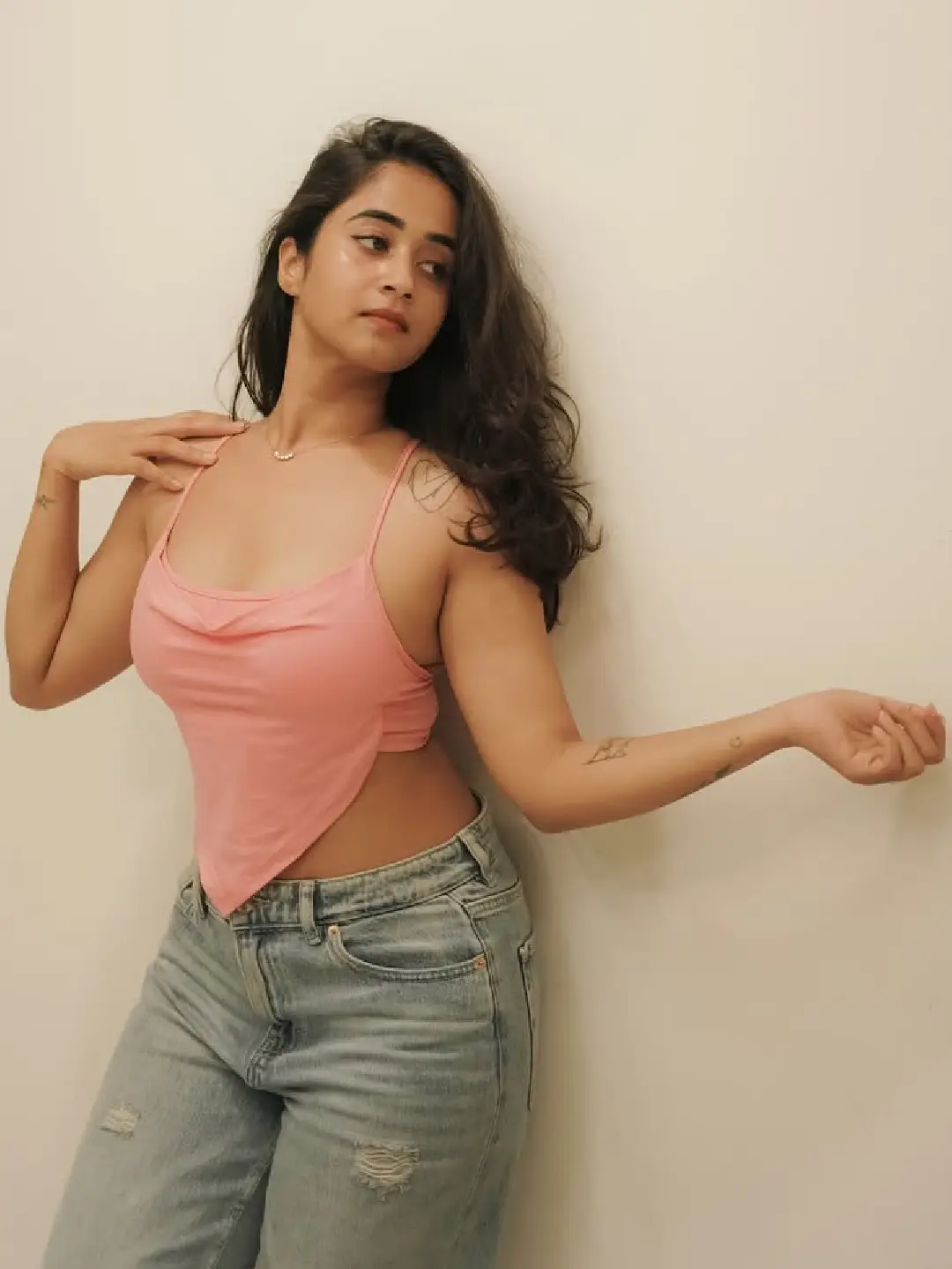 Deepti Sunaina is shaking up social media with her glamour show (1)