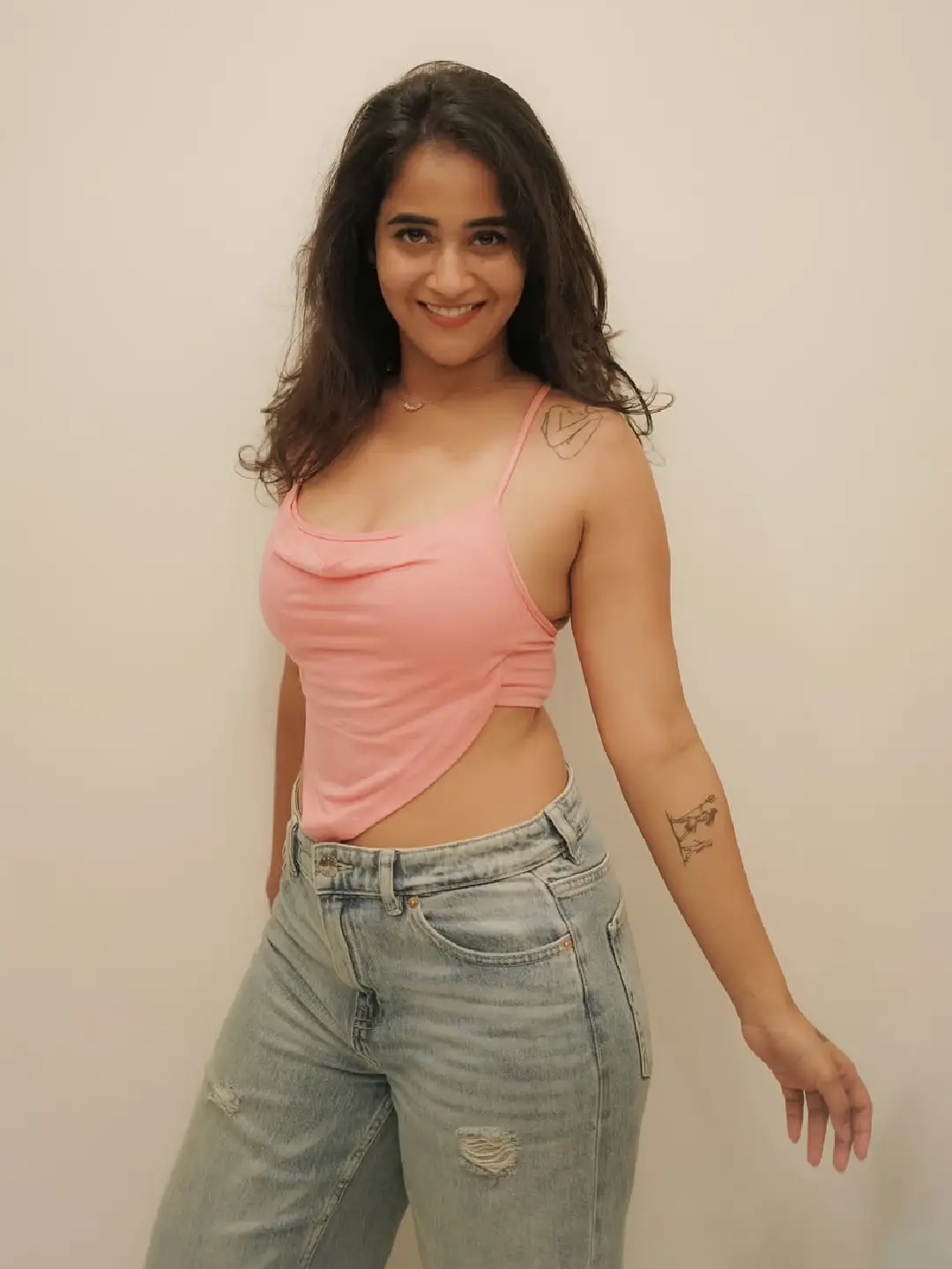 Deepti Sunaina is shaking up social media with her glamour show (1)