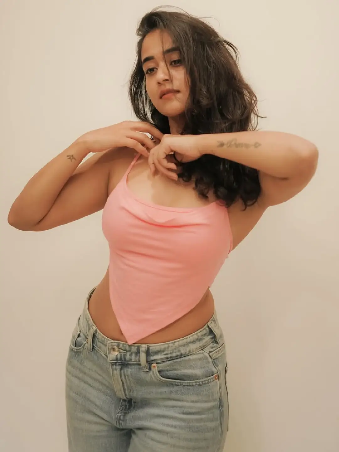 Deepti Sunaina is shaking up social media with her glamour show (1)