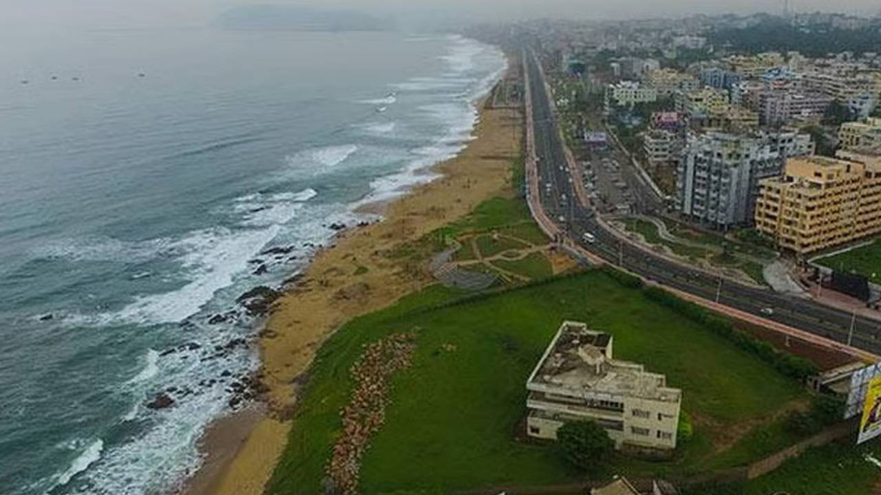 Earthquake : విశాఖ వాసులను వణికించిన భూకంపం.. పెద్ద శబ్దాలతో భూ ప్రకంపనలు.. ఇండ్ల నుంచి బయటకు పరుగులు తీసిన ప్రజలు