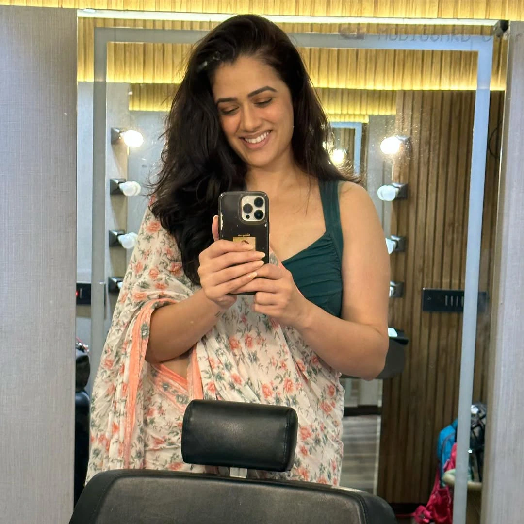 Girija Oak Godbole Latest Social Media Sensation Marathi Actress Photos