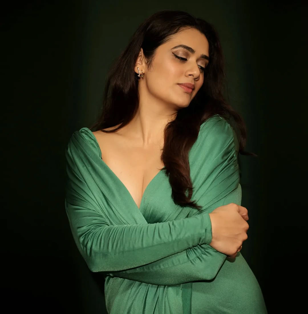 Girija Oak Godbole Latest Social Media Sensation Marathi Actress Photos