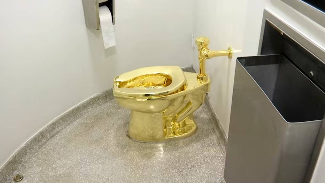 Gold Toilet : గోల్డ్ టాయిలెట్ కావాలా..? వేలానికి సిద్ధం.. ప్రారంభ ధర తెలిస్తే షాకవ్వాల్సిందే.. దీని చరిత్ర ఇదే.. Gold Toilet : గోల్డ్ టాయిలెట్ కావాలా..? వేలానికి సిద్ధం.. ప్రారంభ ధర తెలిస్తే షాకవ్వాల్సిందే.. దీని చరిత్ర ఇదే..