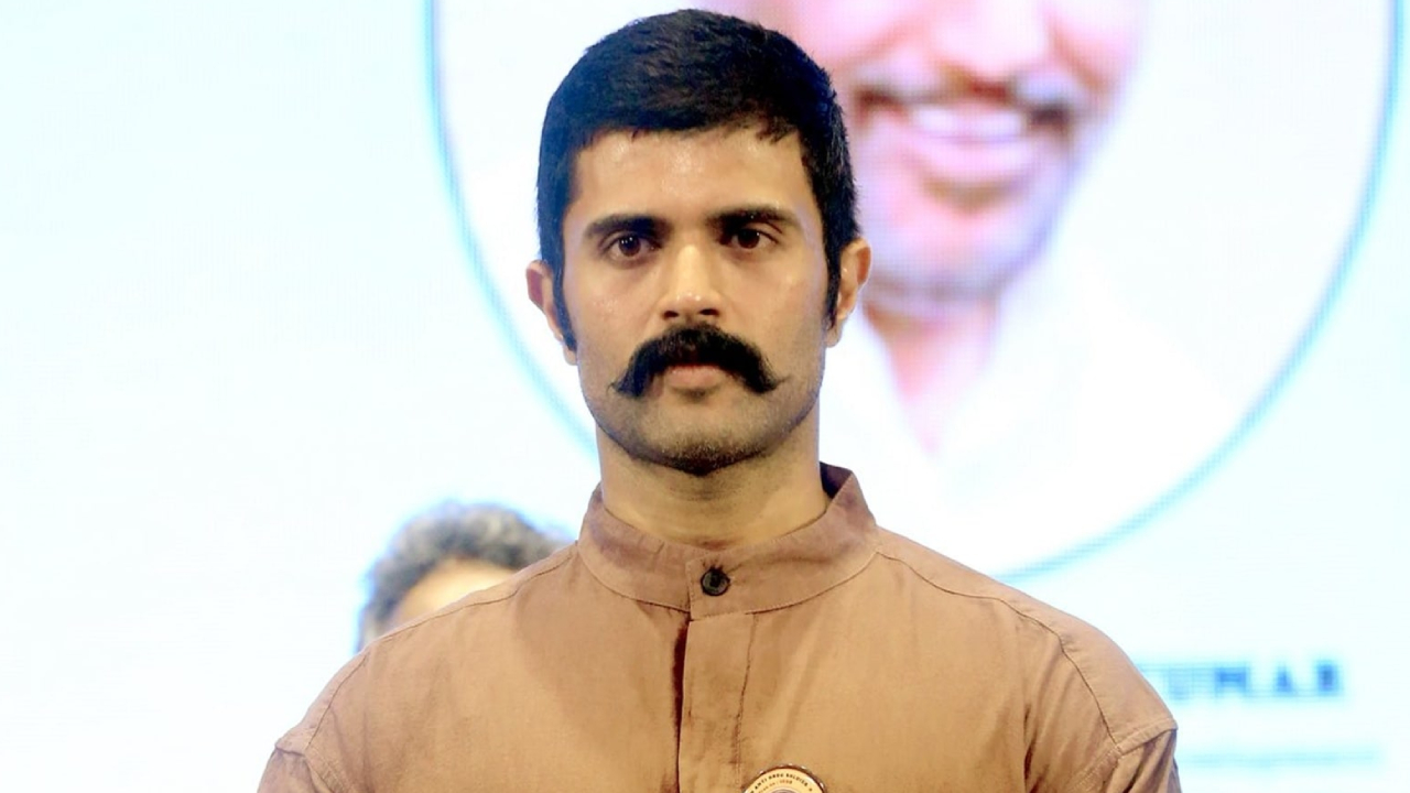 Vijay Deverakonda: బెట్టింగ్ యాప్స్ కేసులో నోటీసులు.. సిట్ విచారణకు హాజరైన విజయ్ దేవరకొండ