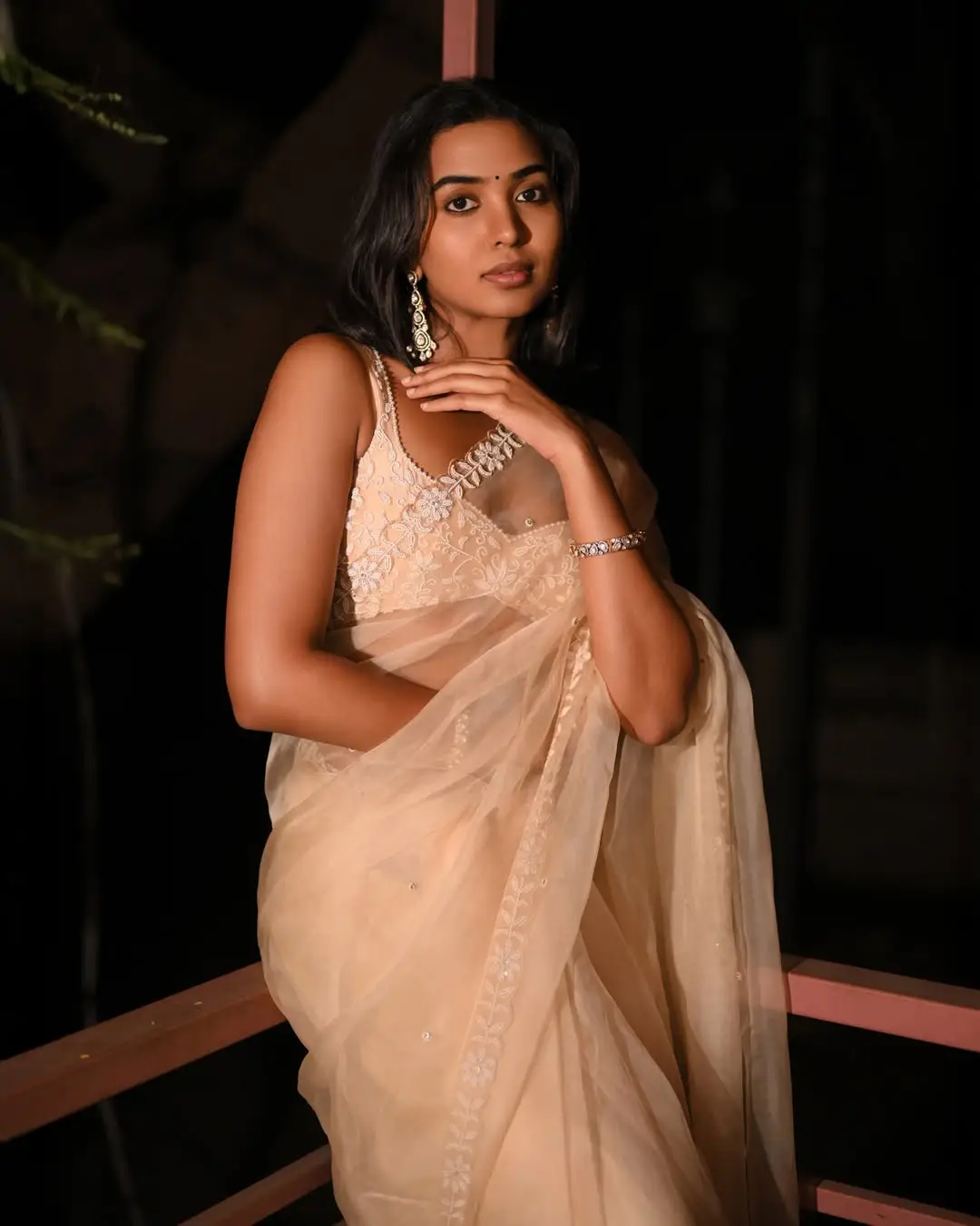 Heroine Shivathmika shows off her glamour in a white saree (1)