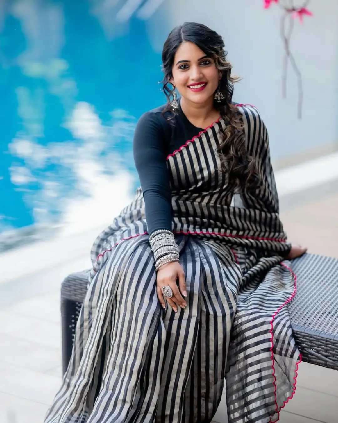 Hot anchor Sravanthi chokarapu latest photoshoot is trending (1)