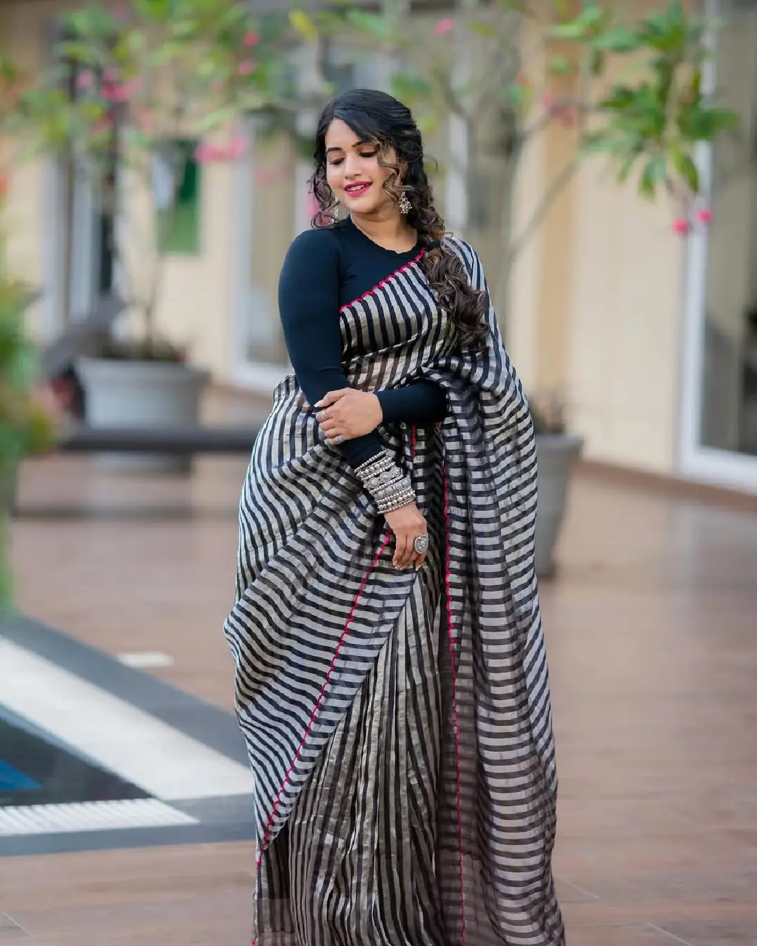 Hot anchor Sravanthi chokarapu latest photoshoot is trending (1)