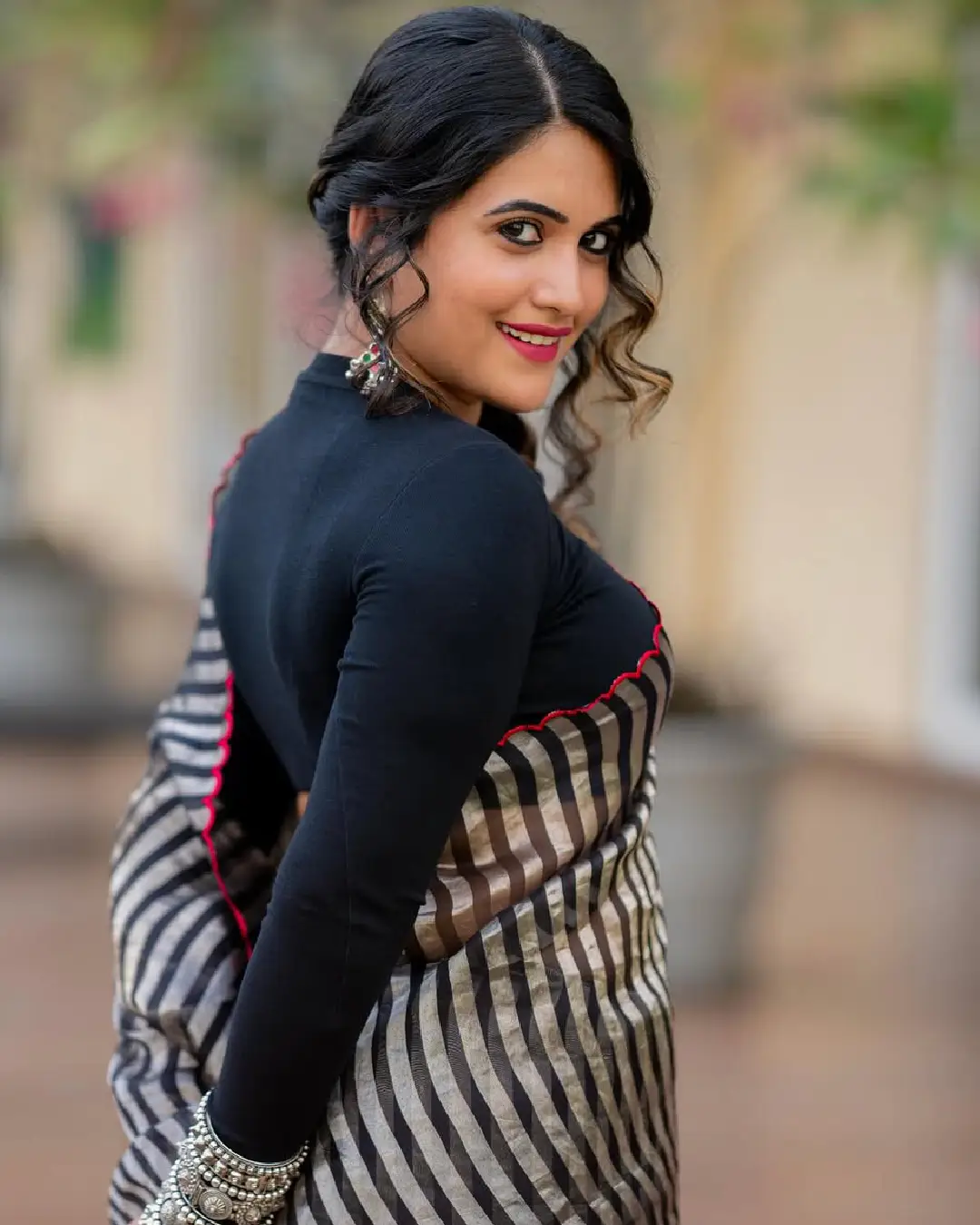 Hot anchor Sravanthi chokarapu latest photoshoot is trending (1)