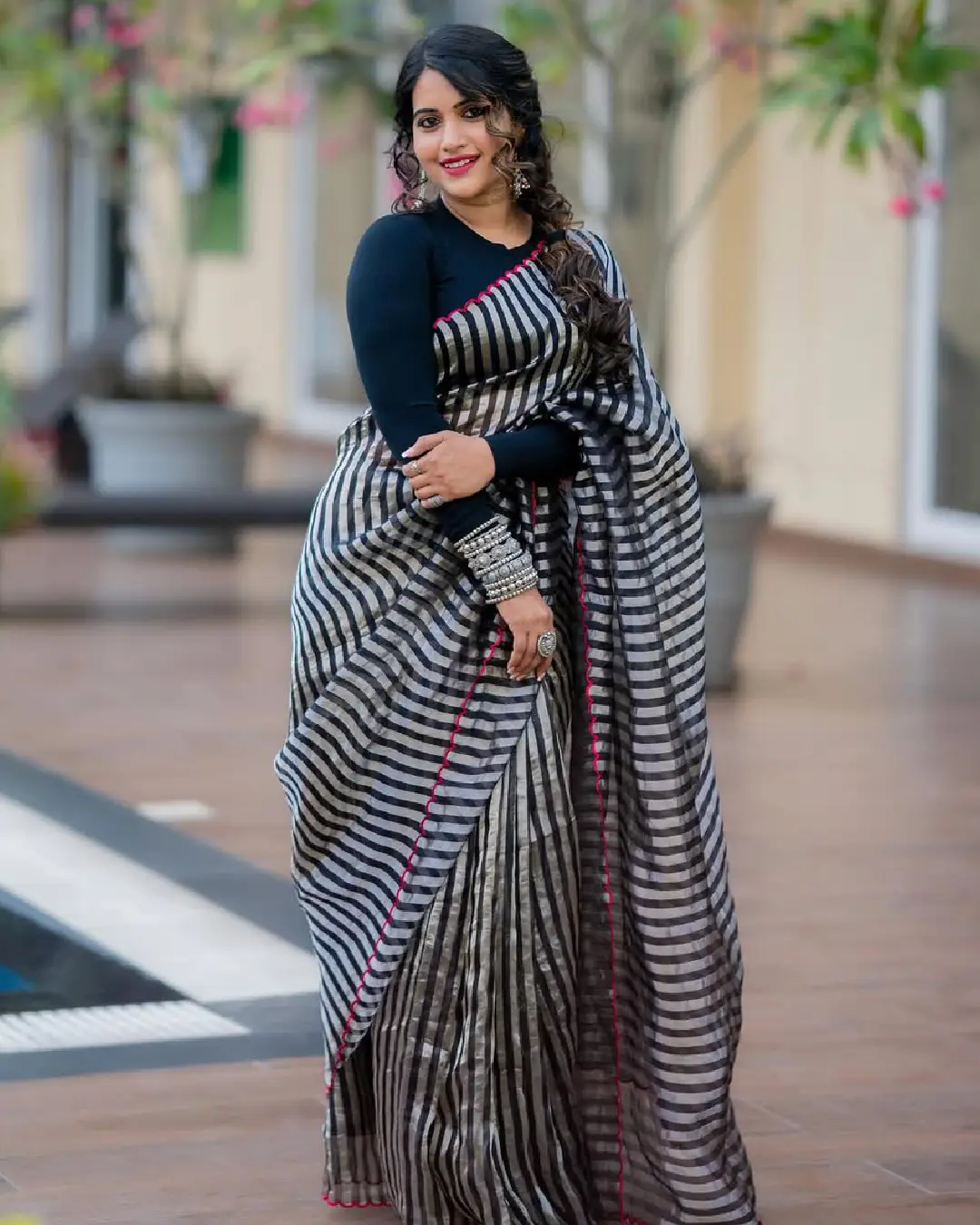 Hot anchor Sravanthi chokarapu latest photoshoot is trending (1)