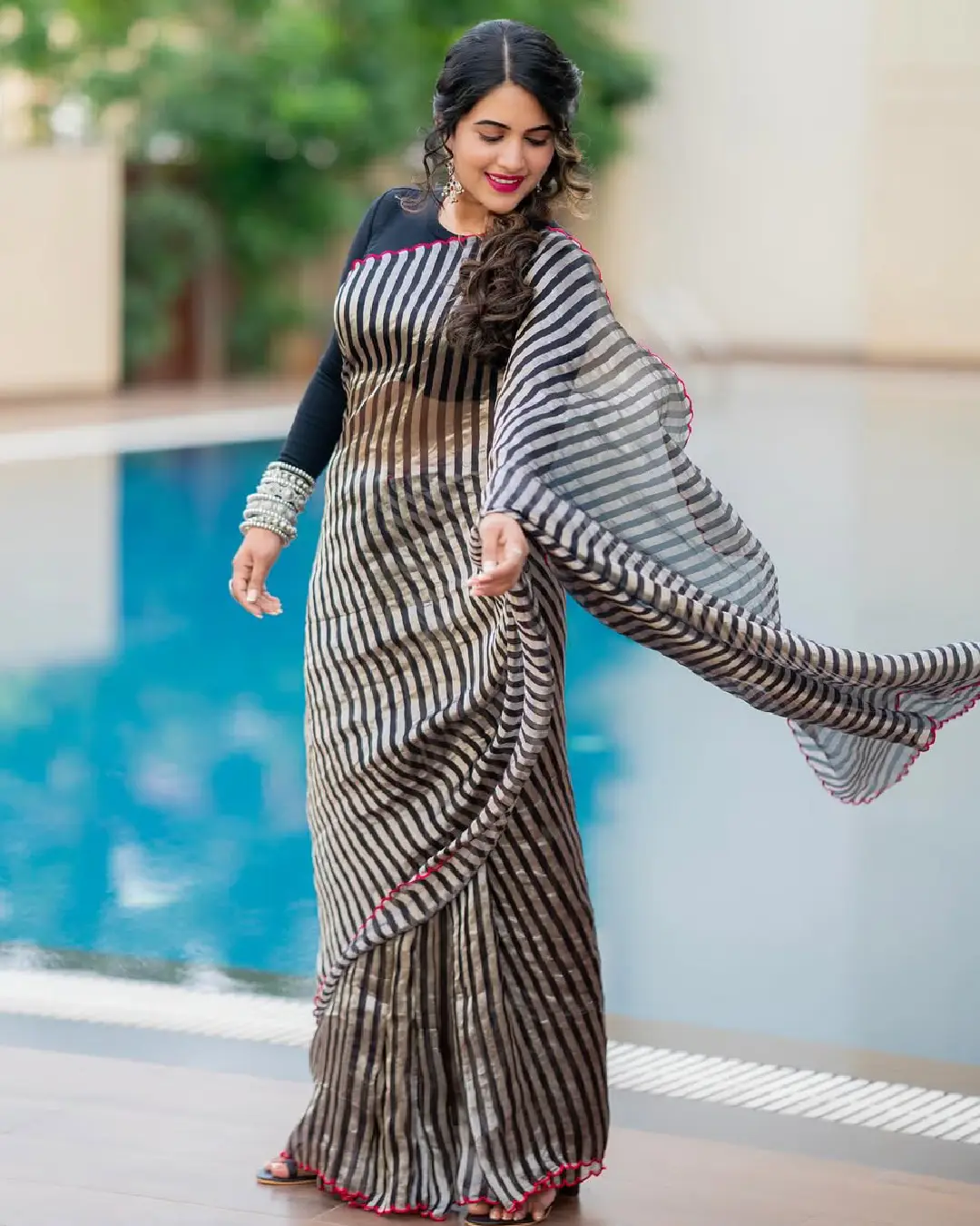 Hot anchor Sravanthi chokarapu latest photoshoot is trending (1)