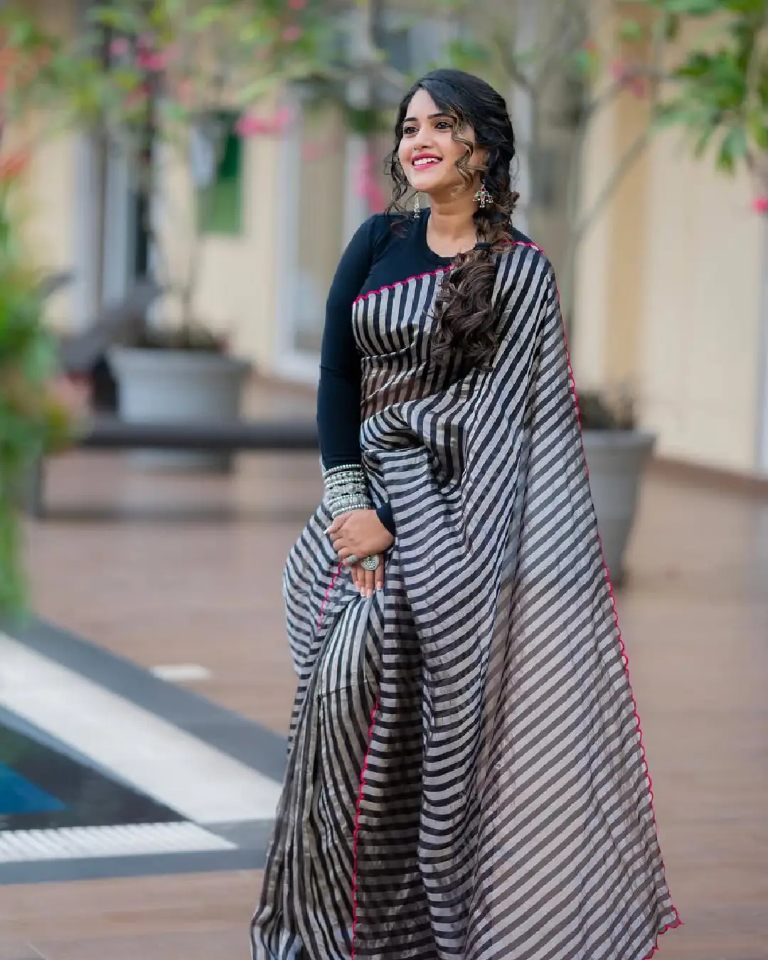 Hot anchor Sravanthi chokarapu latest photoshoot is trending (1)