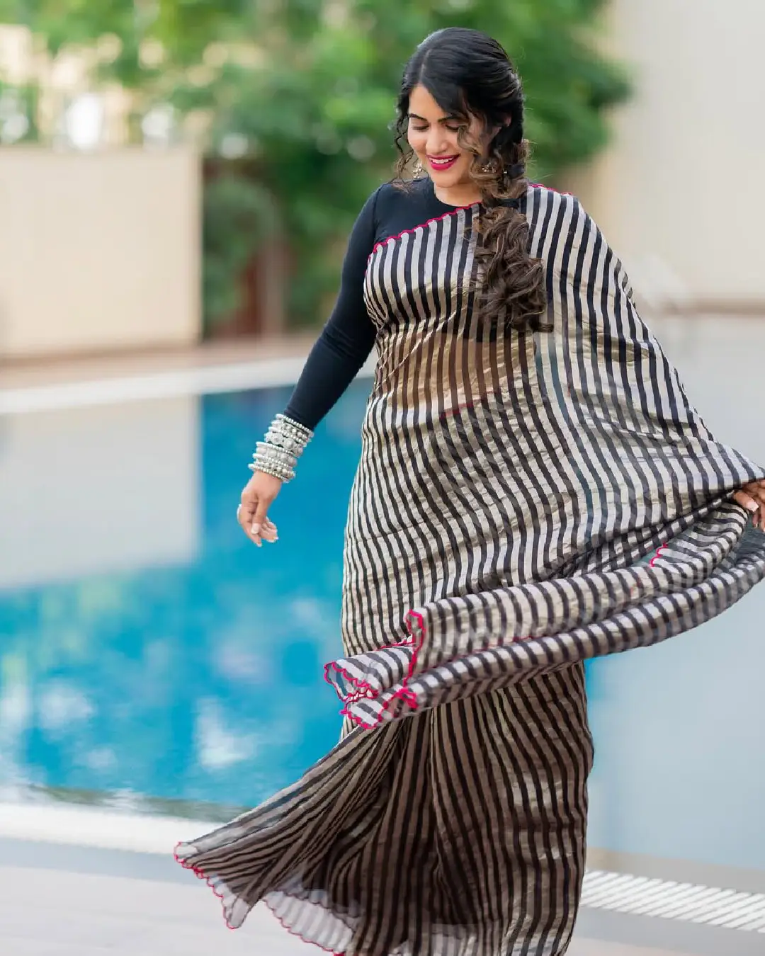 Hot anchor Sravanthi chokarapu latest photoshoot is trending (1)