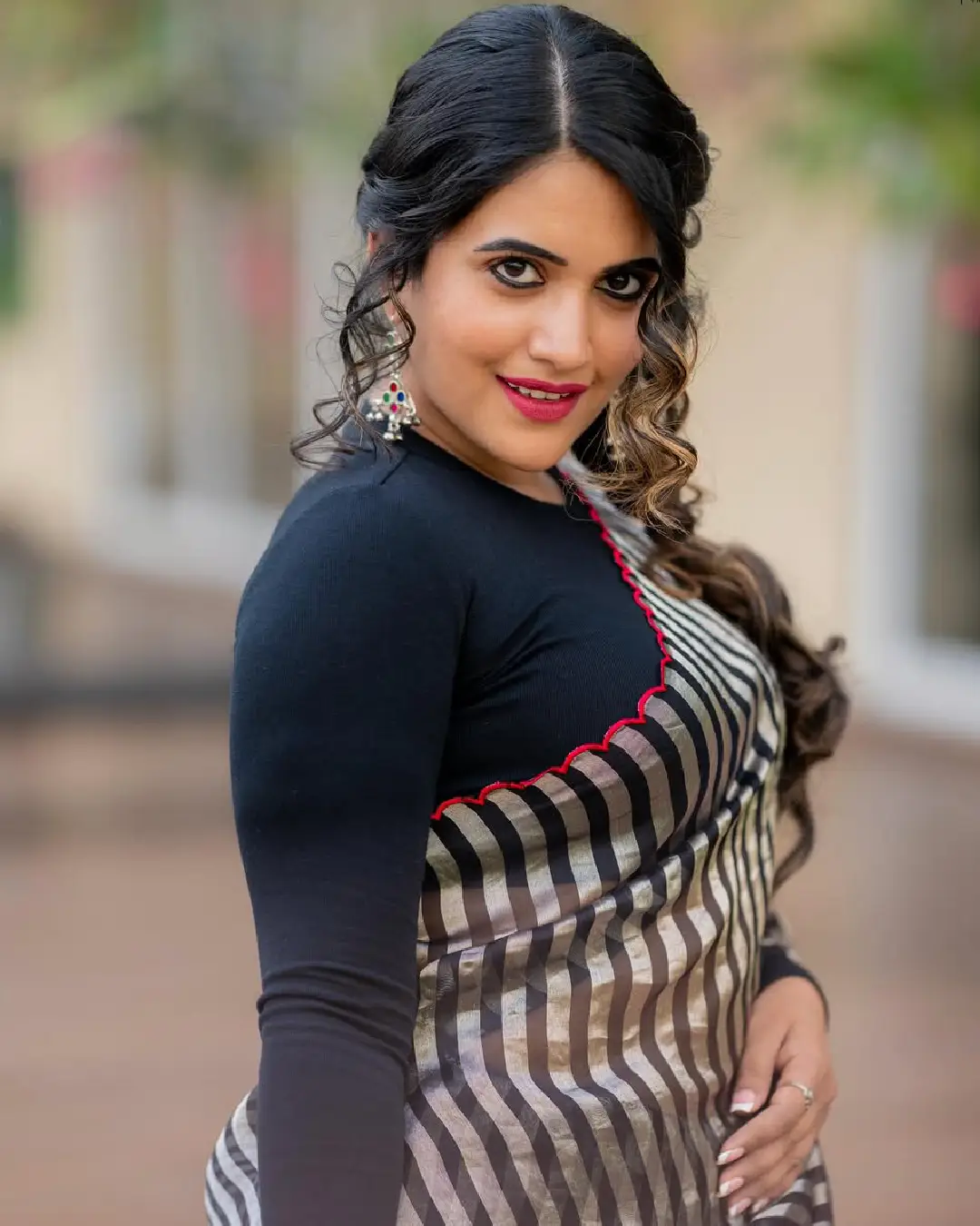 Hot anchor Sravanthi chokarapu latest photoshoot is trending (1)