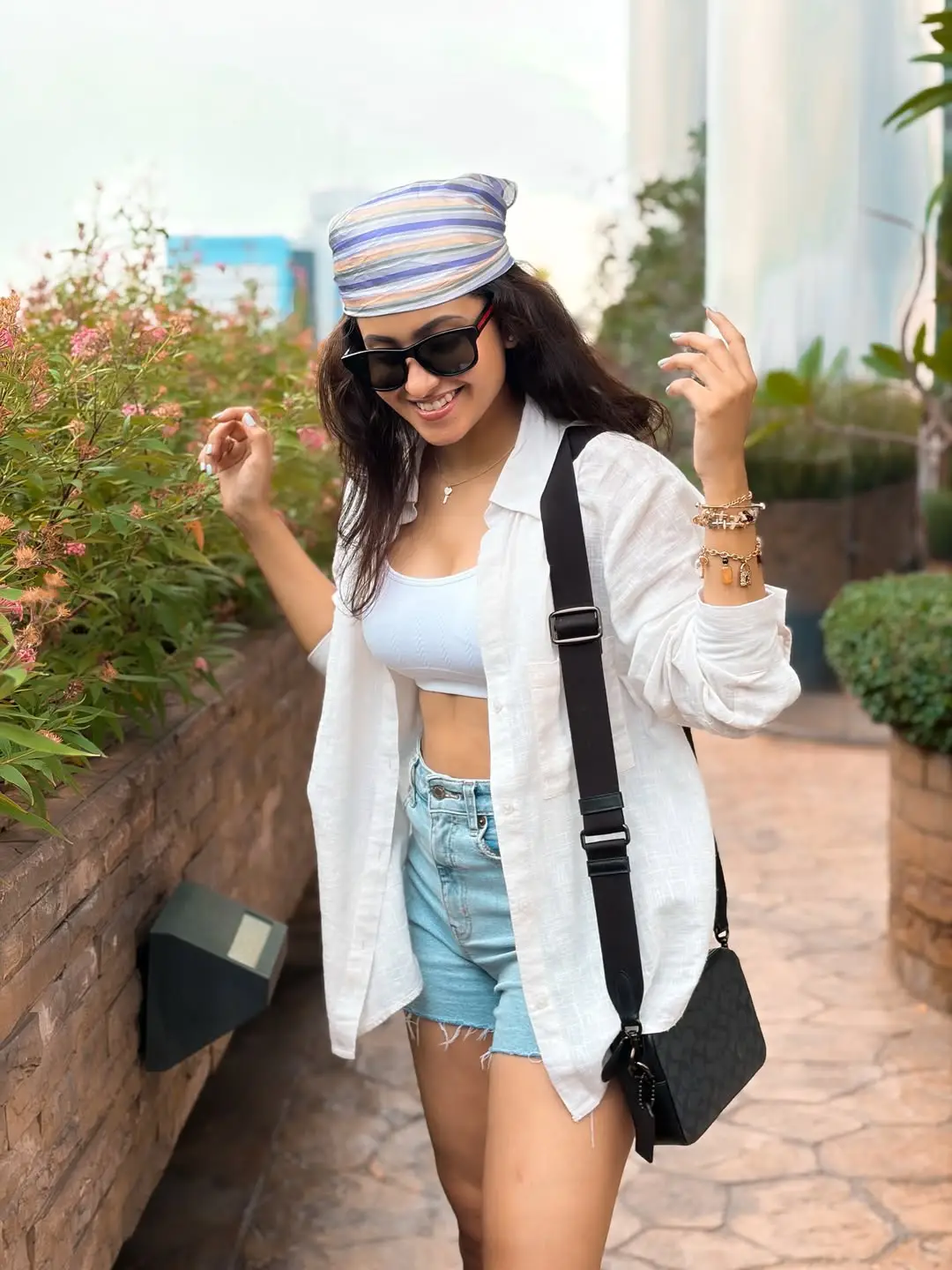 Hot beauty Deepika Pilli doing a glamour show in short clothes (1)