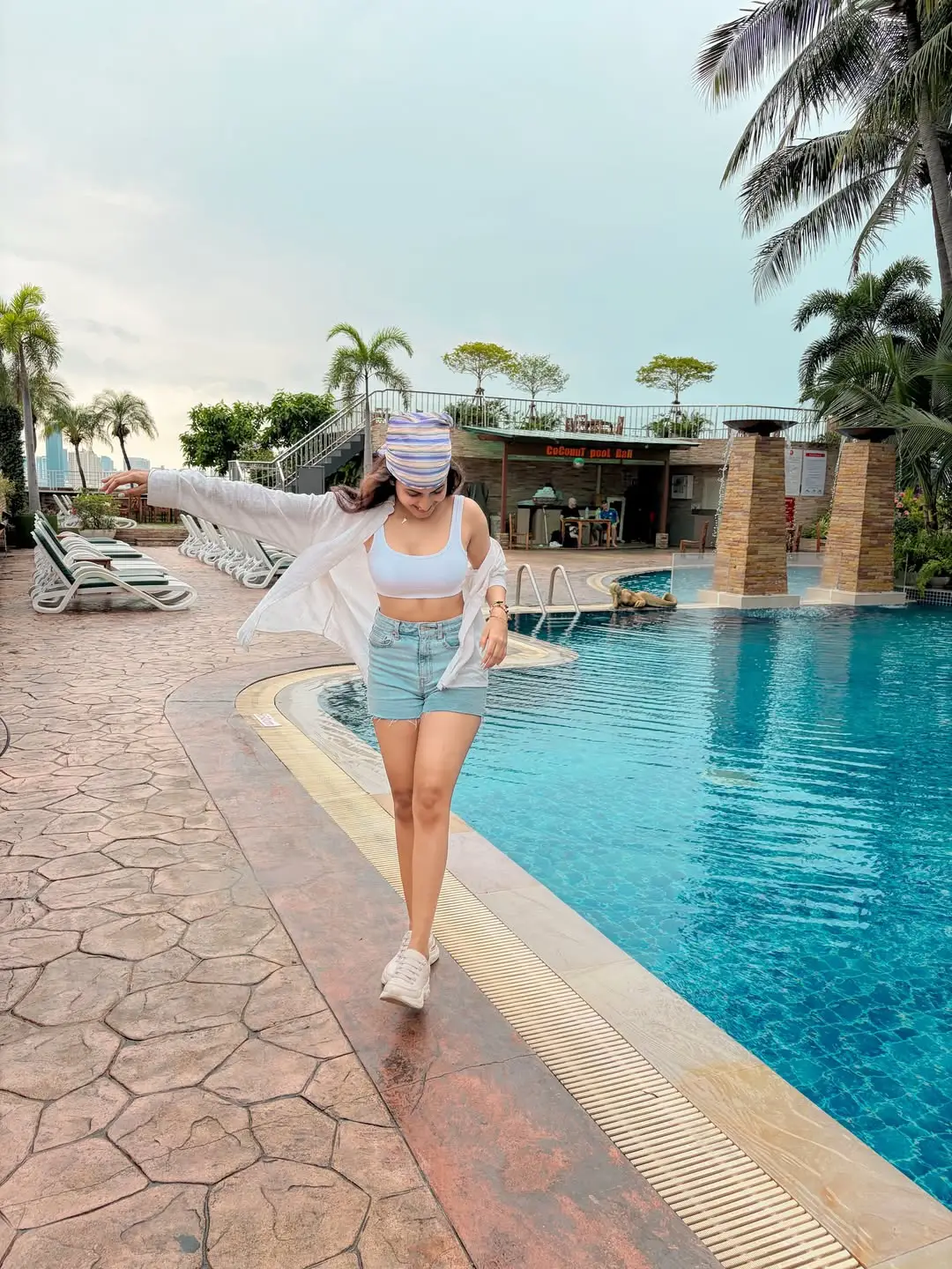 Hot beauty Deepika Pilli doing a glamour show in short clothes (1)