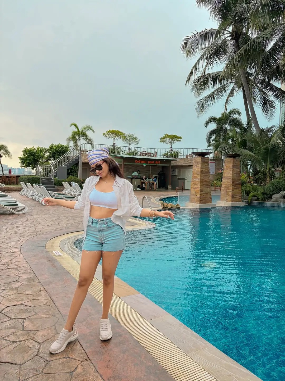 Hot beauty Deepika Pilli doing a glamour show in short clothes (1)