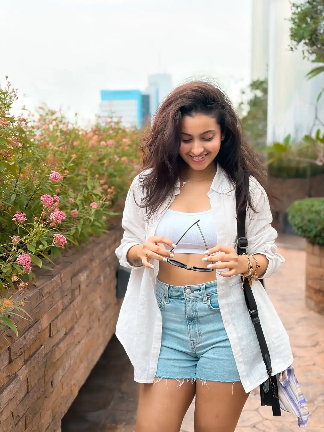 Hot beauty Deepika Pilli doing a glamour show in short clothes (1)