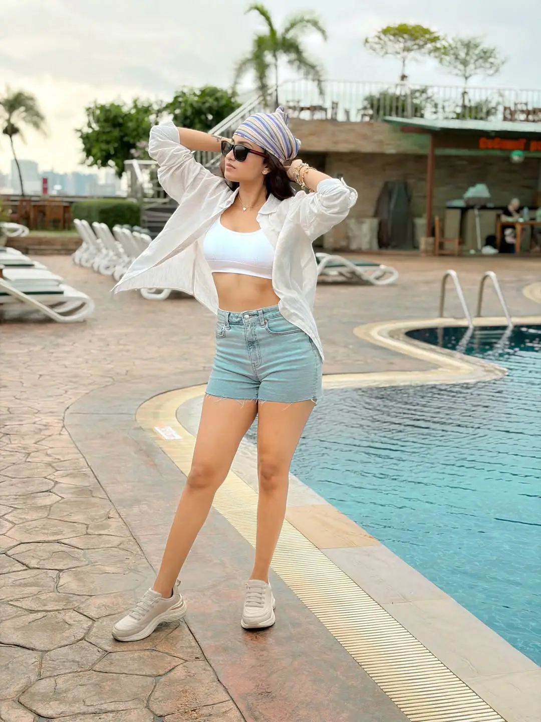 Hot beauty Deepika Pilli doing a glamour show in short clothes (1)