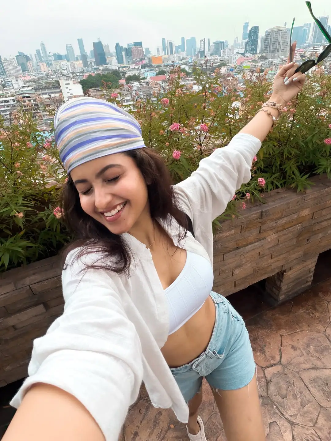 Hot beauty Deepika Pilli doing a glamour show in short clothes (1)